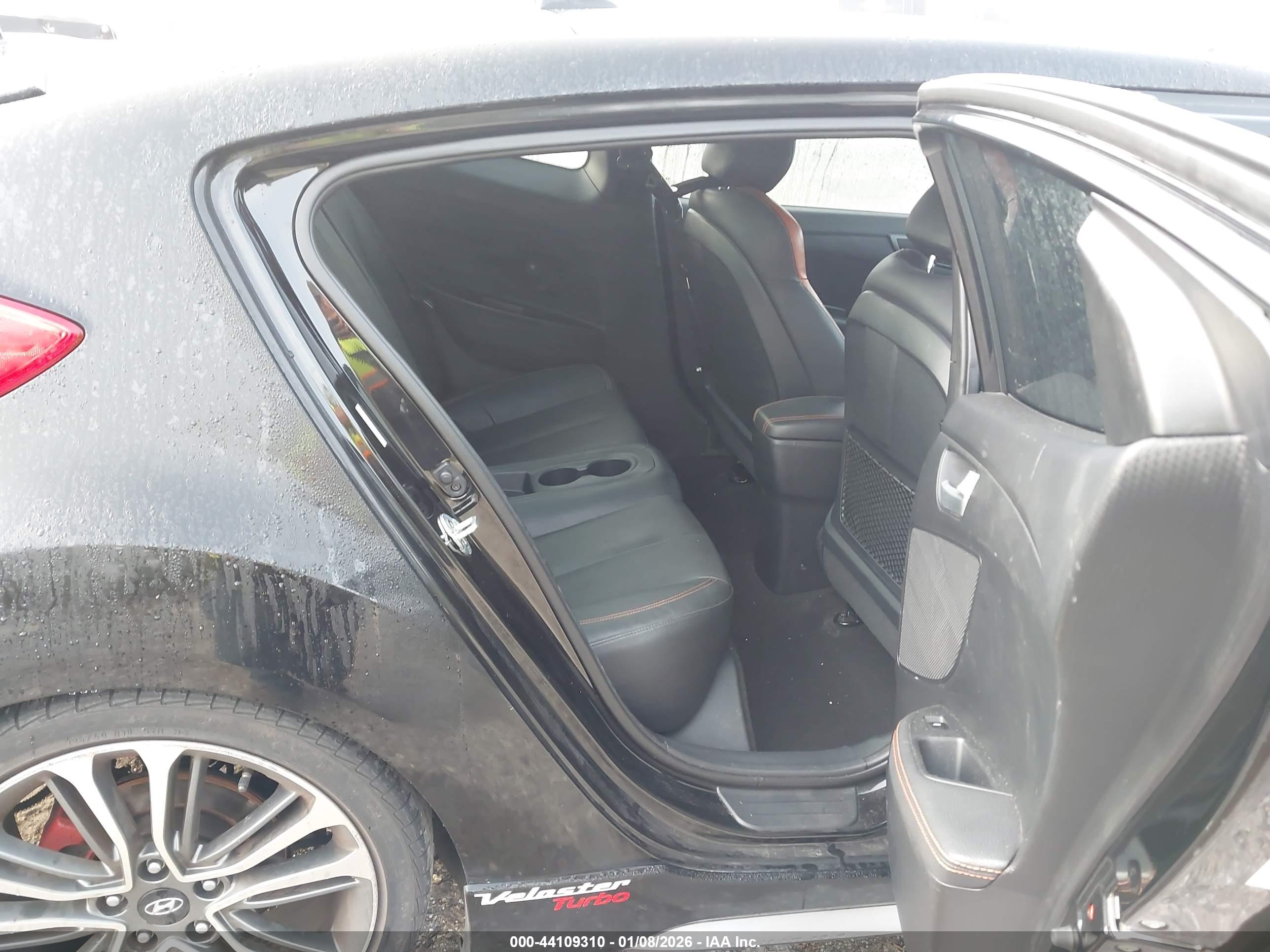HYUNDAI VELOSTER image 8
