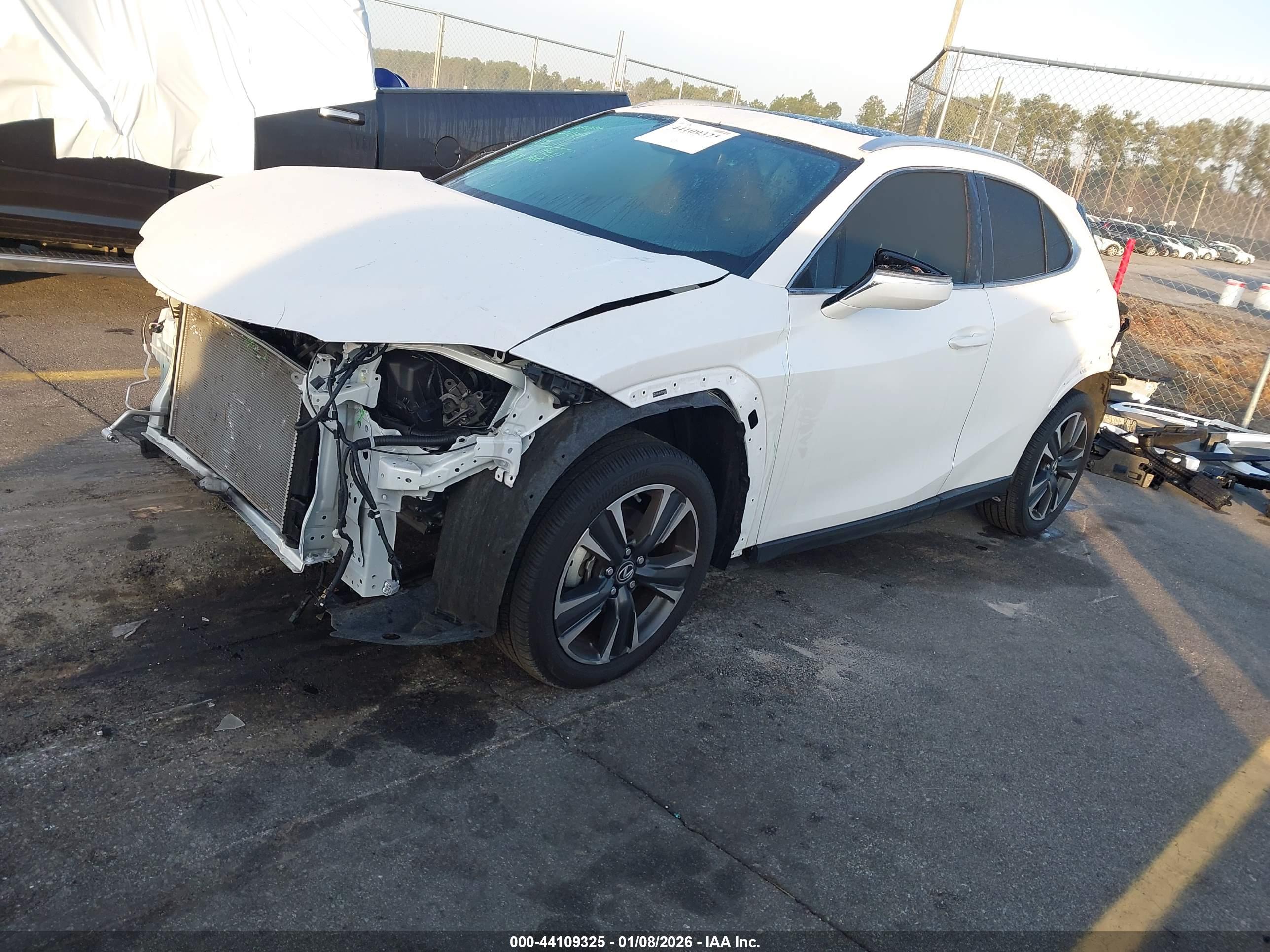 LEXUS UX image 2