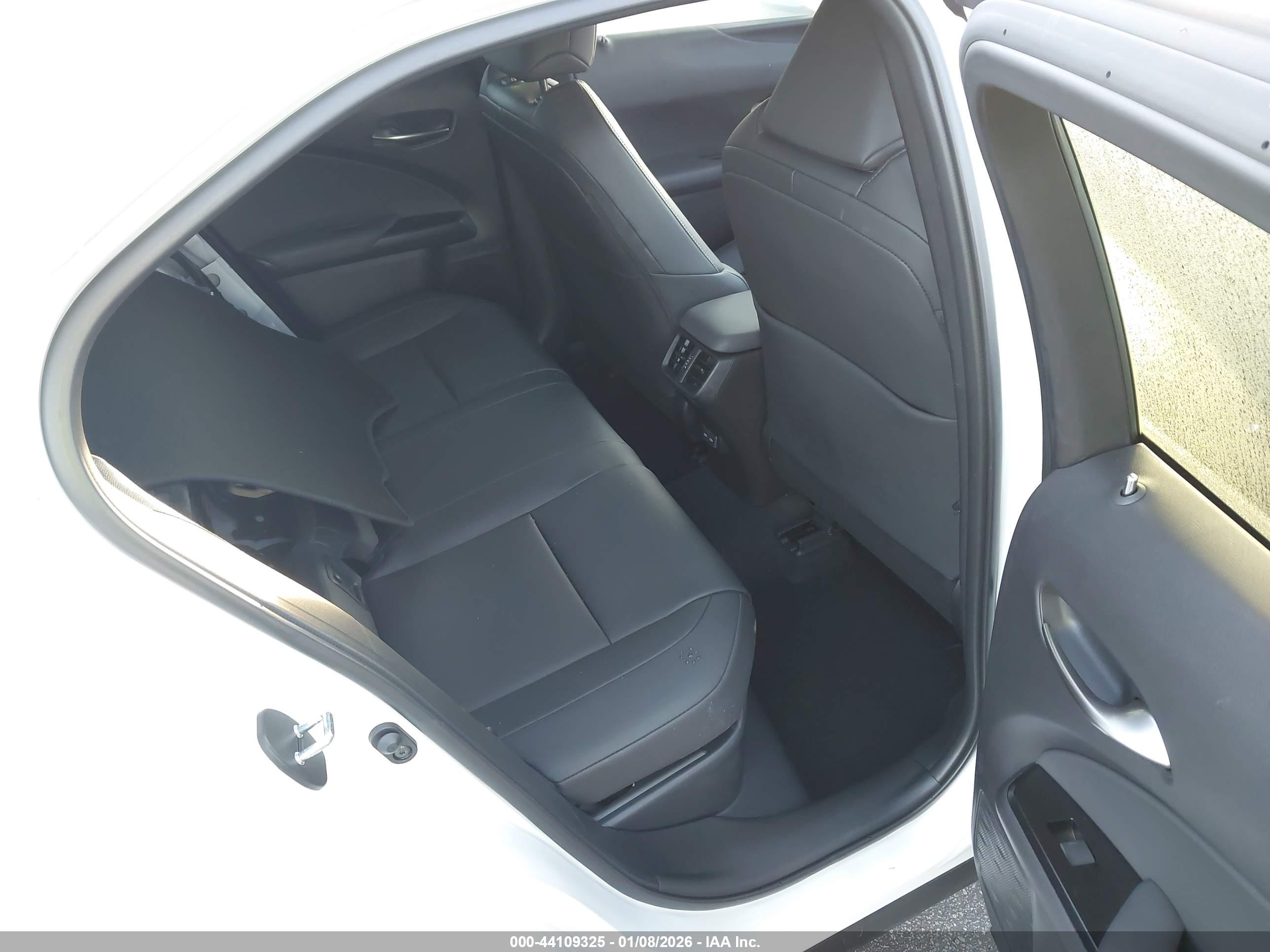 LEXUS UX image 8