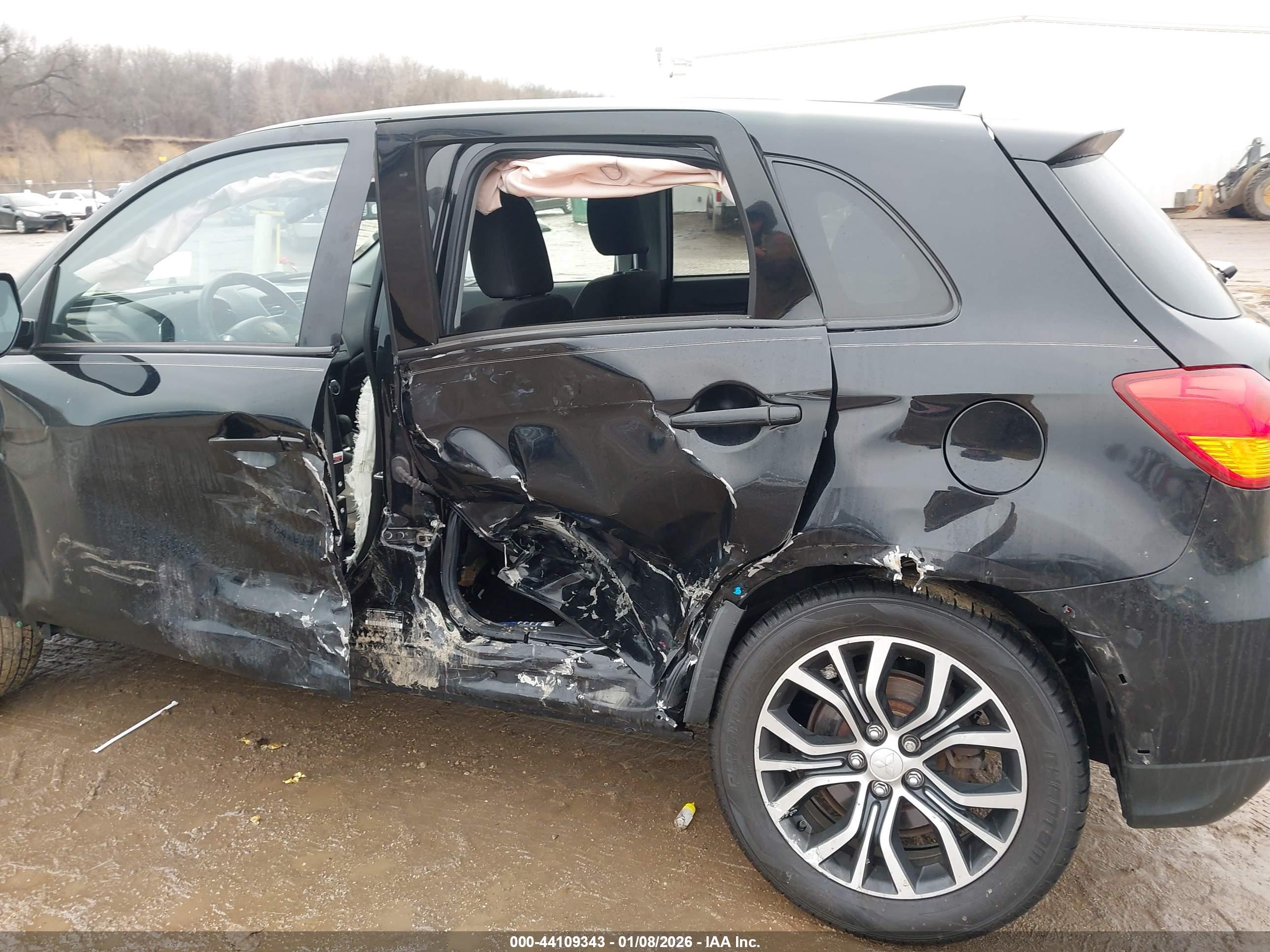 MITSUBISHI OUTLANDER image 6
