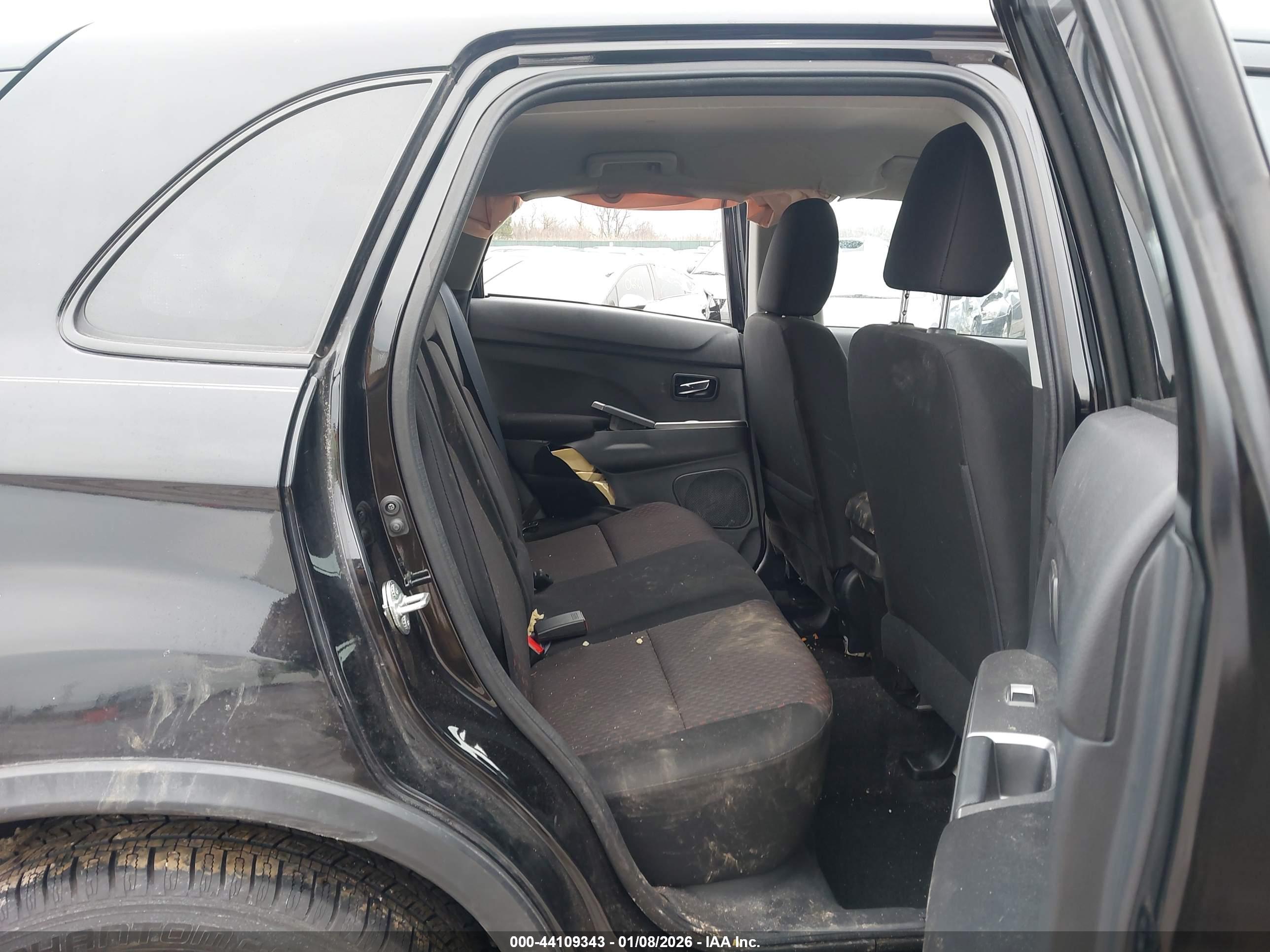 MITSUBISHI OUTLANDER image 8