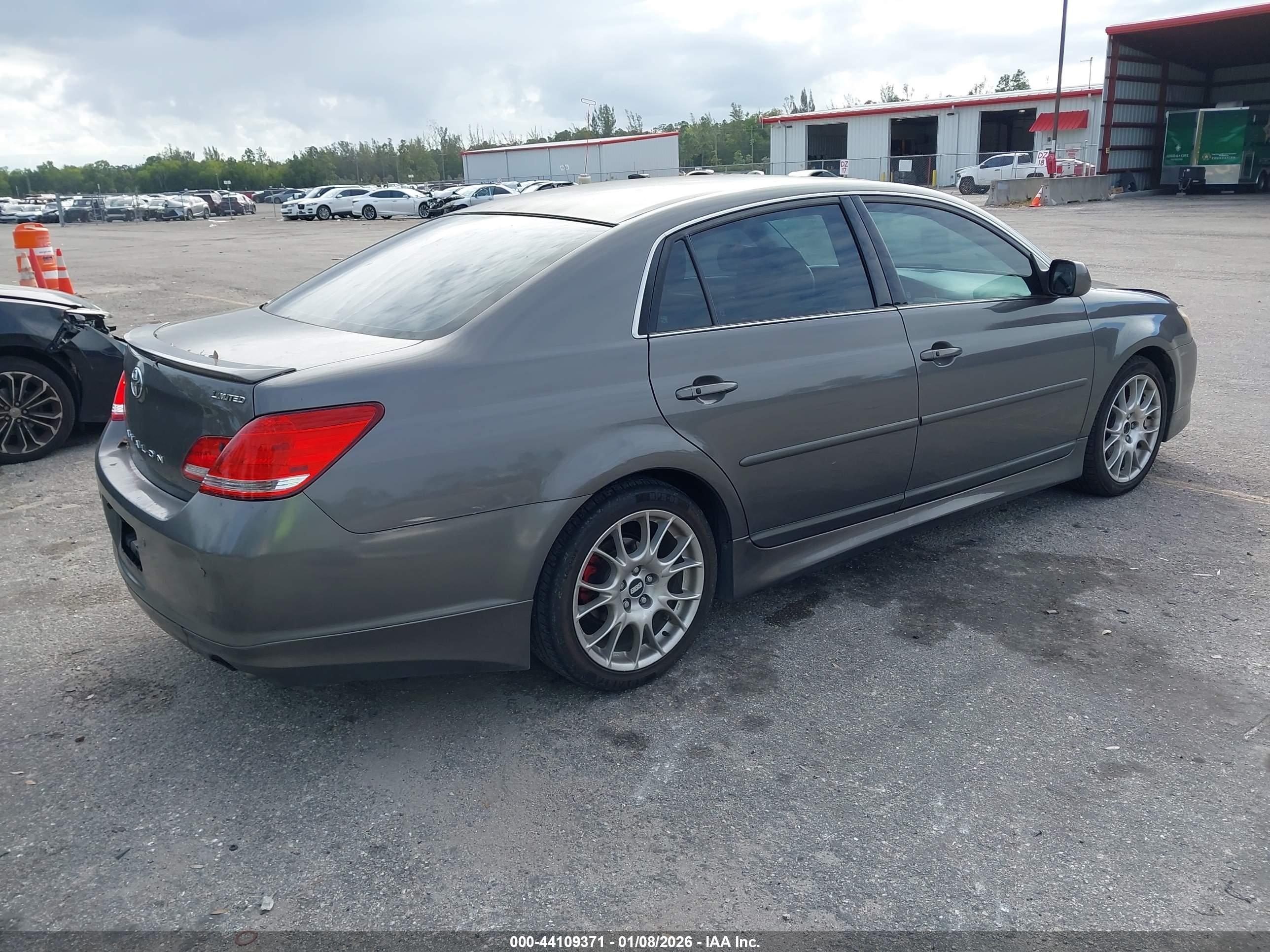 TOYOTA AVALON image 4