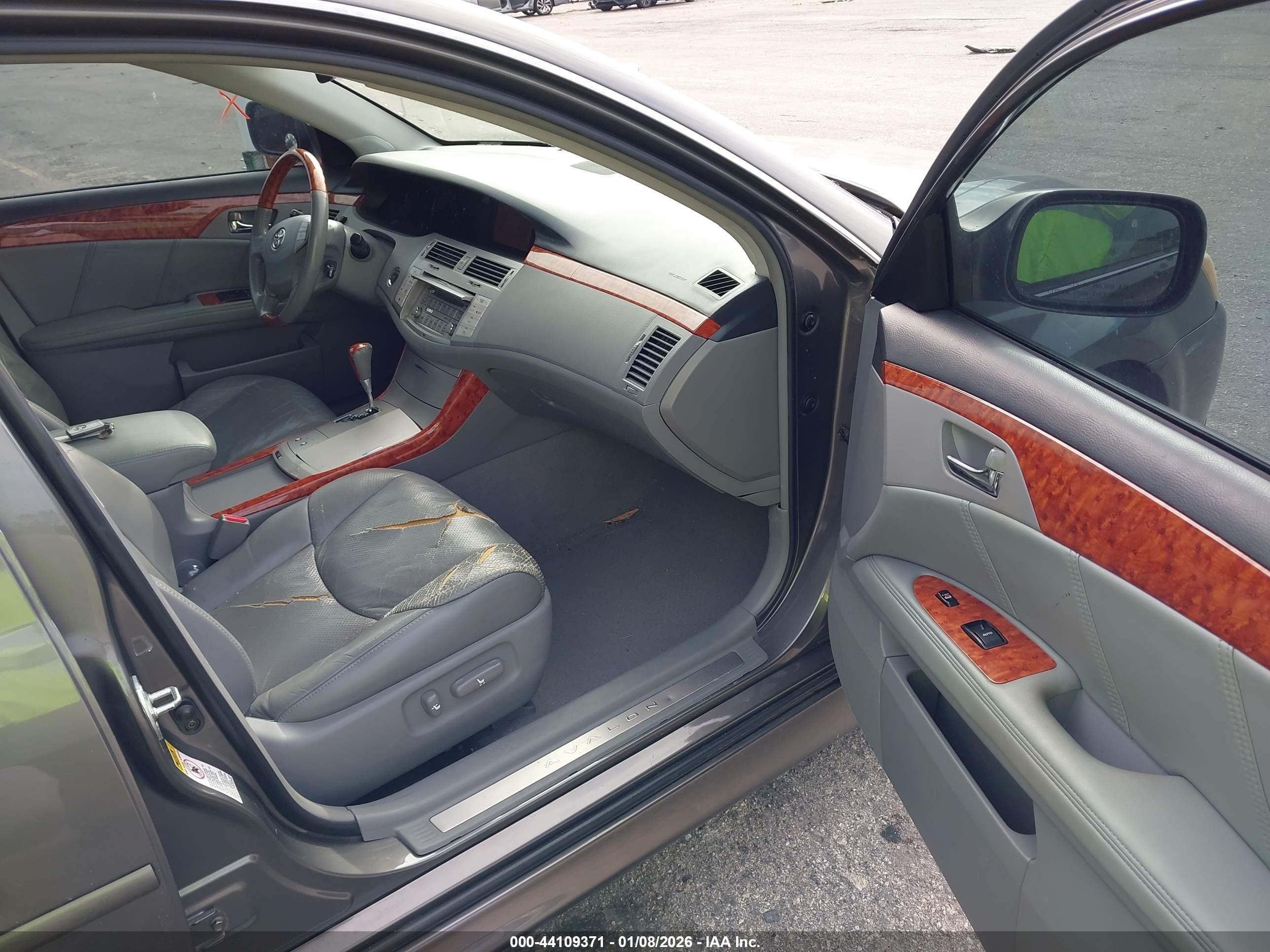 TOYOTA AVALON image 5