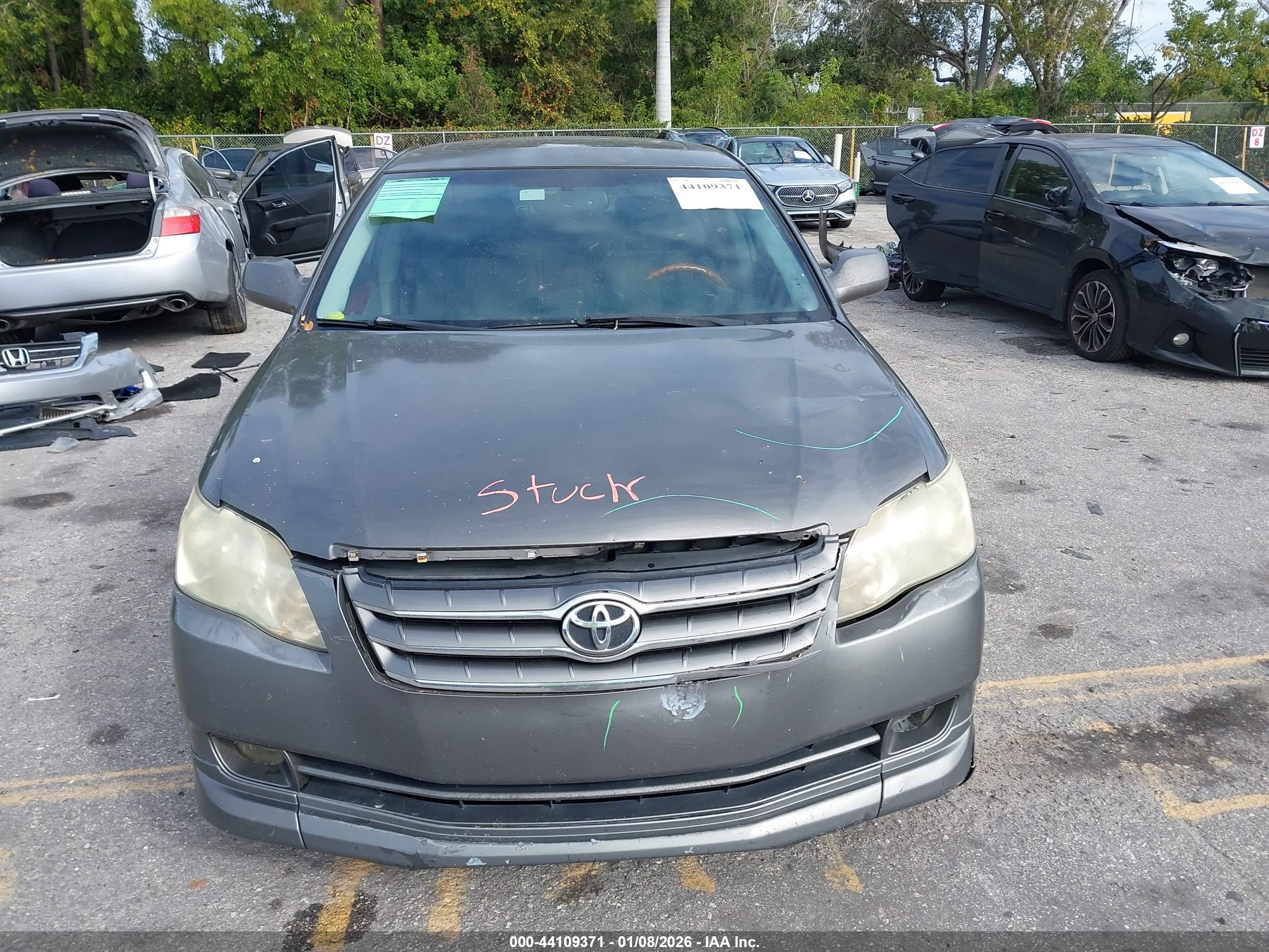 TOYOTA AVALON image 6