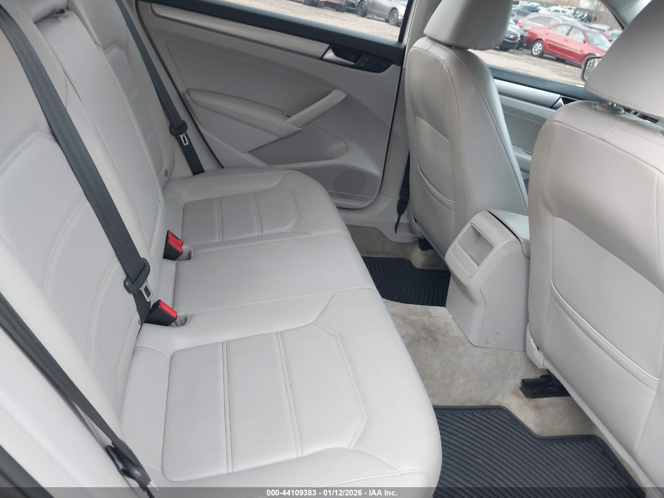 VOLKSWAGEN PASSAT image 8