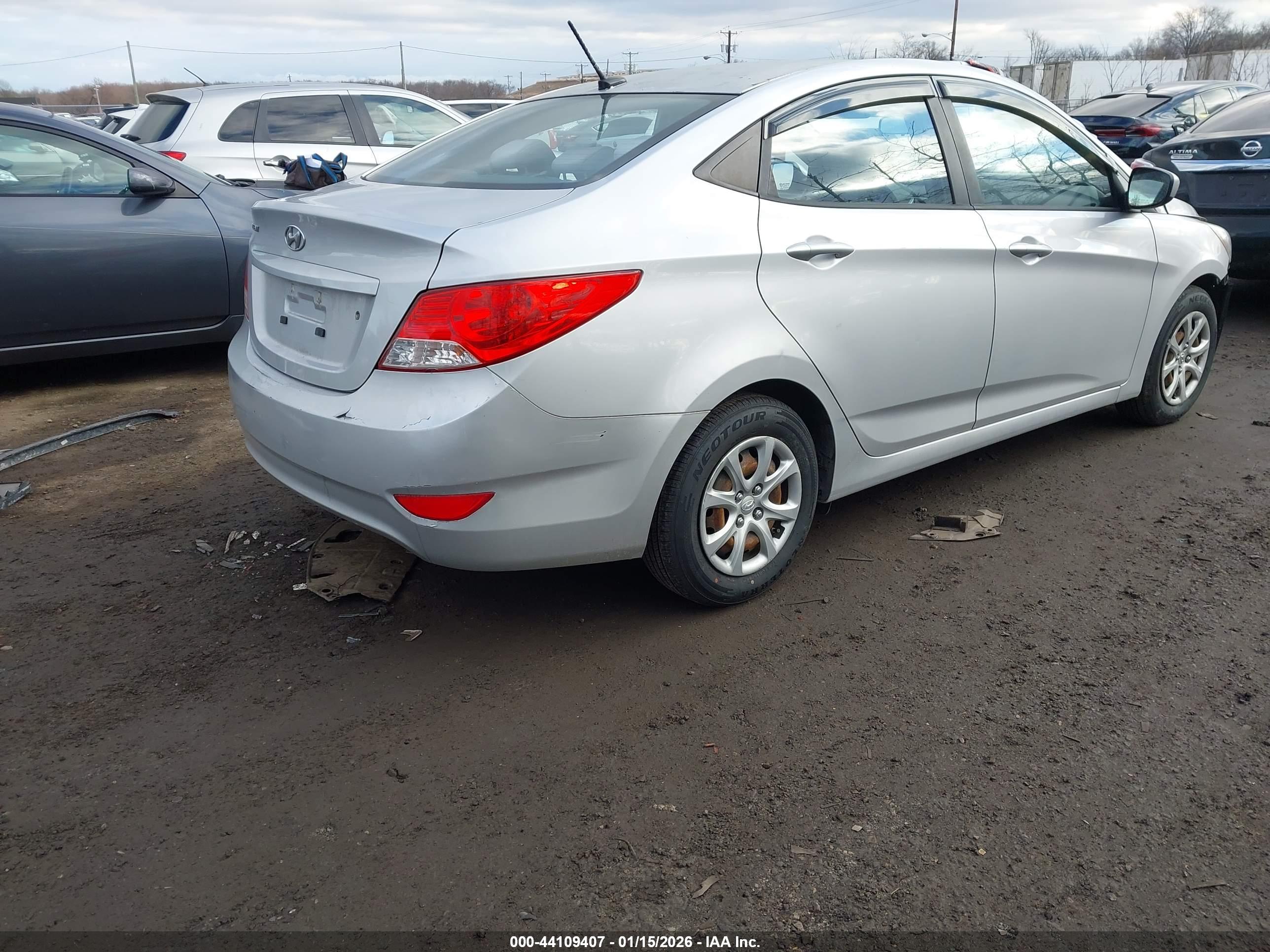 HYUNDAI ACCENT image 4