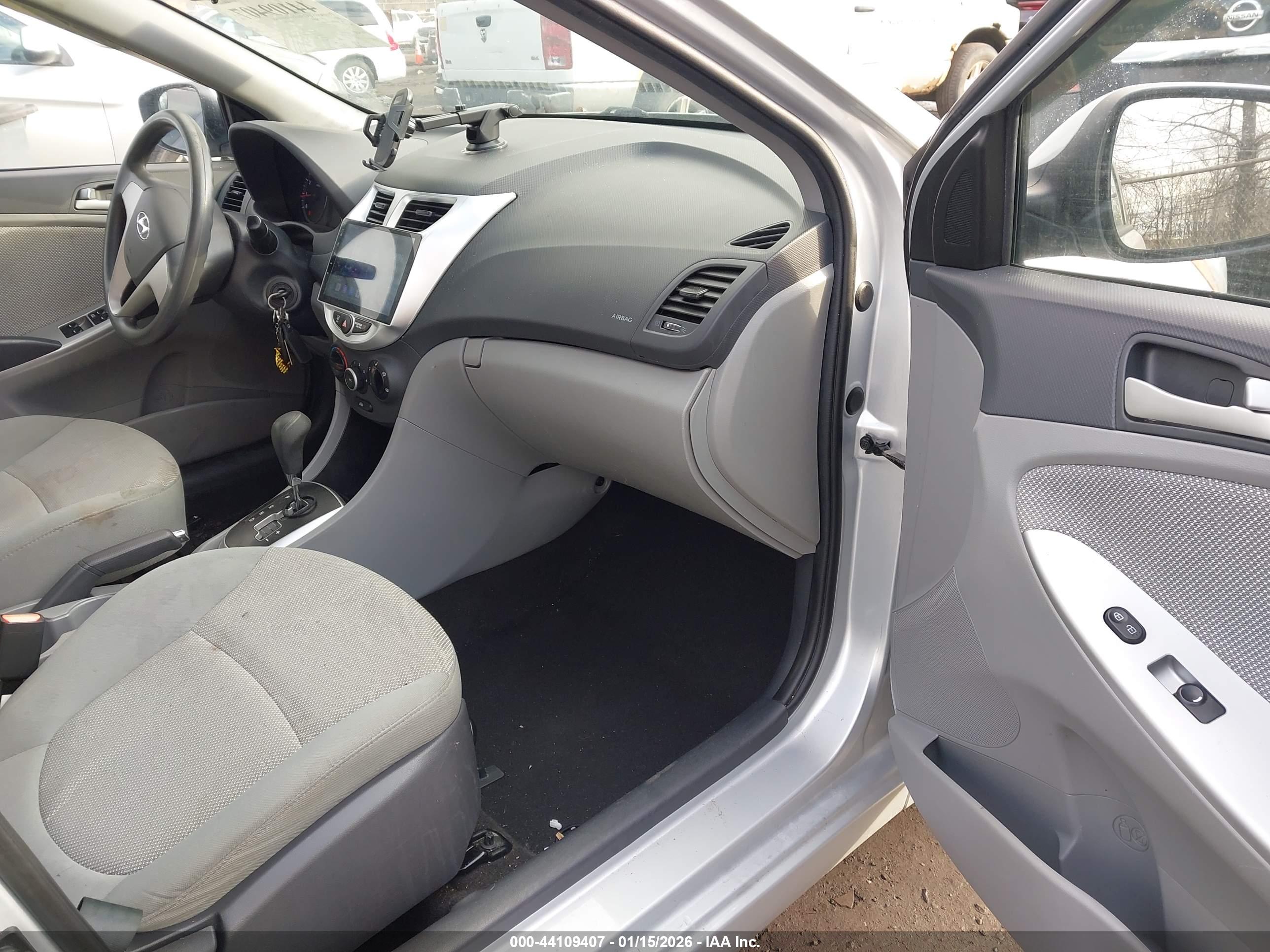 HYUNDAI ACCENT image 5