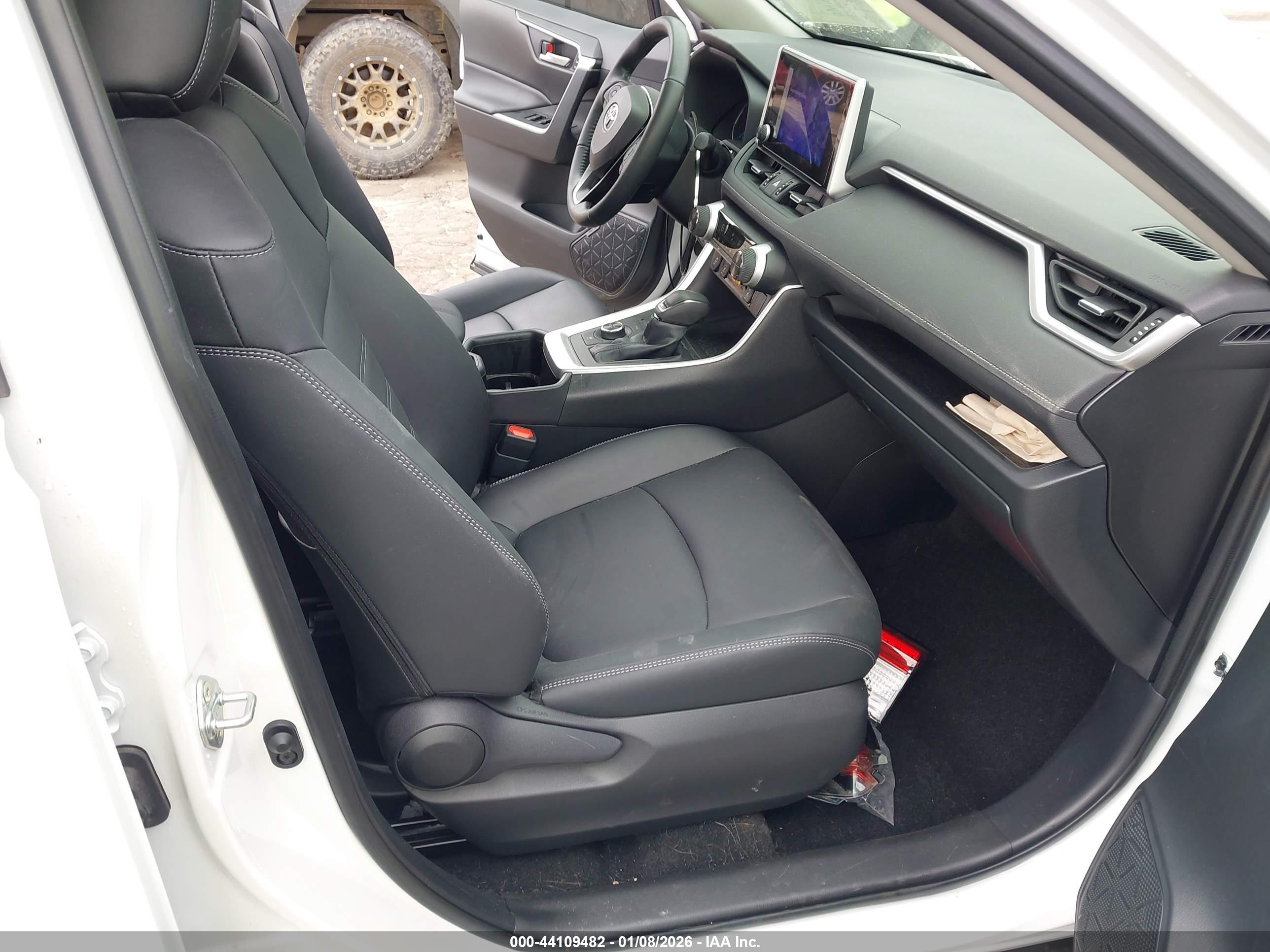 TOYOTA RAV4 image 5
