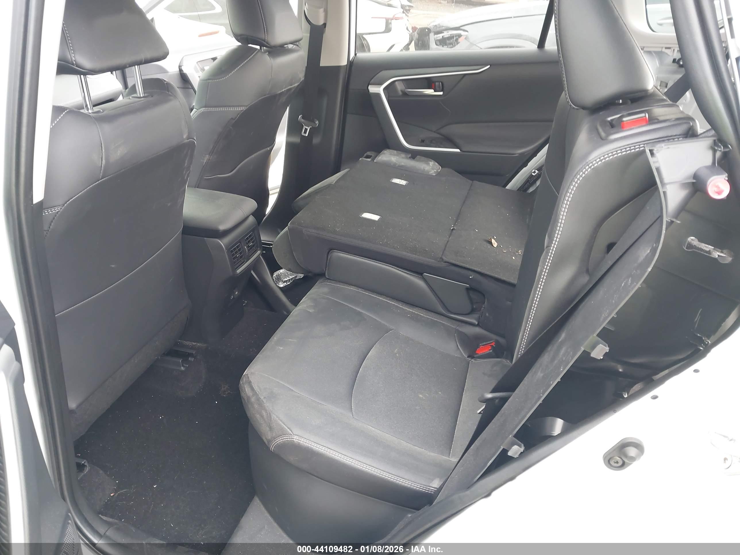 TOYOTA RAV4 image 8
