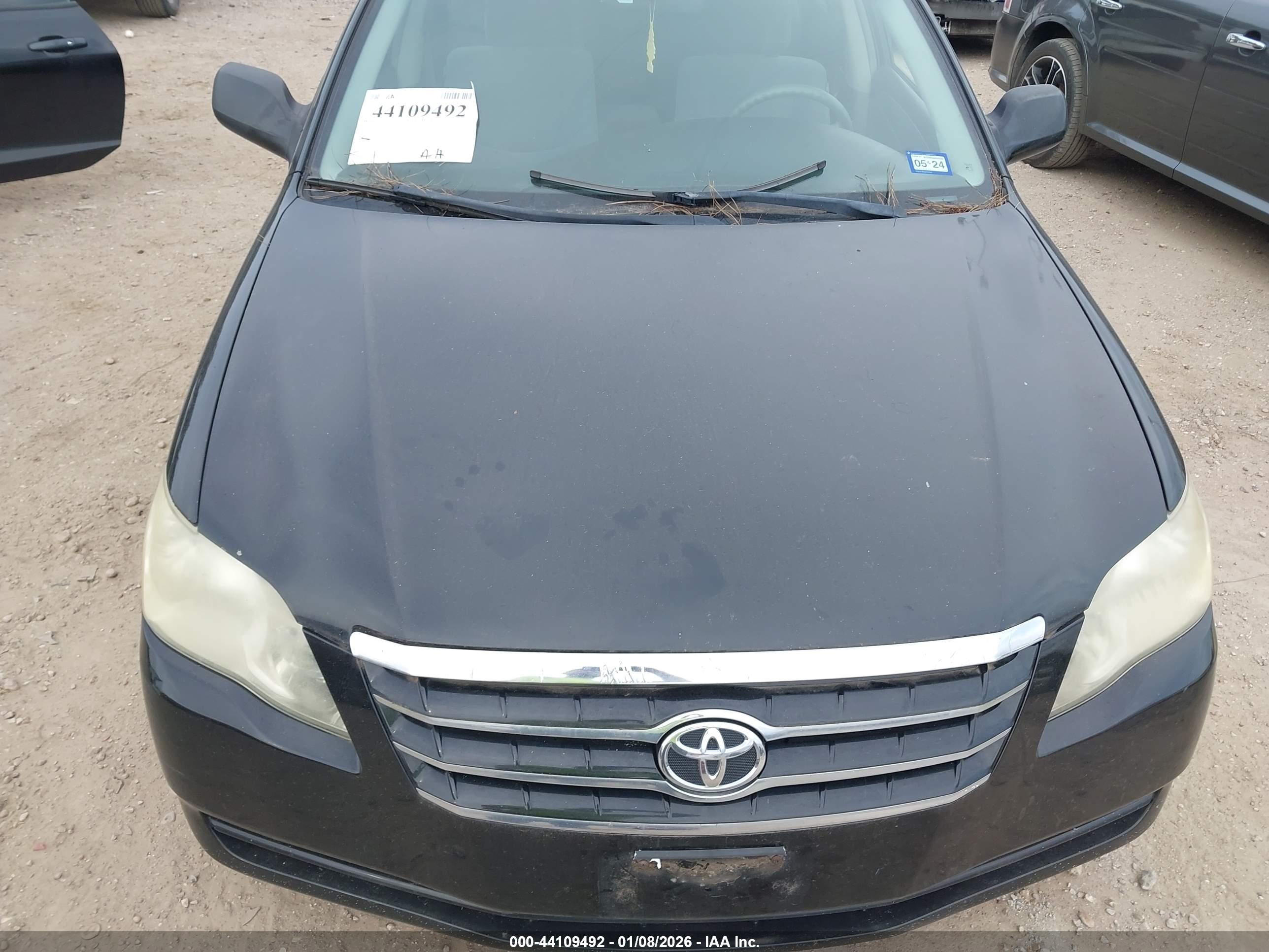 TOYOTA AVALON image 6