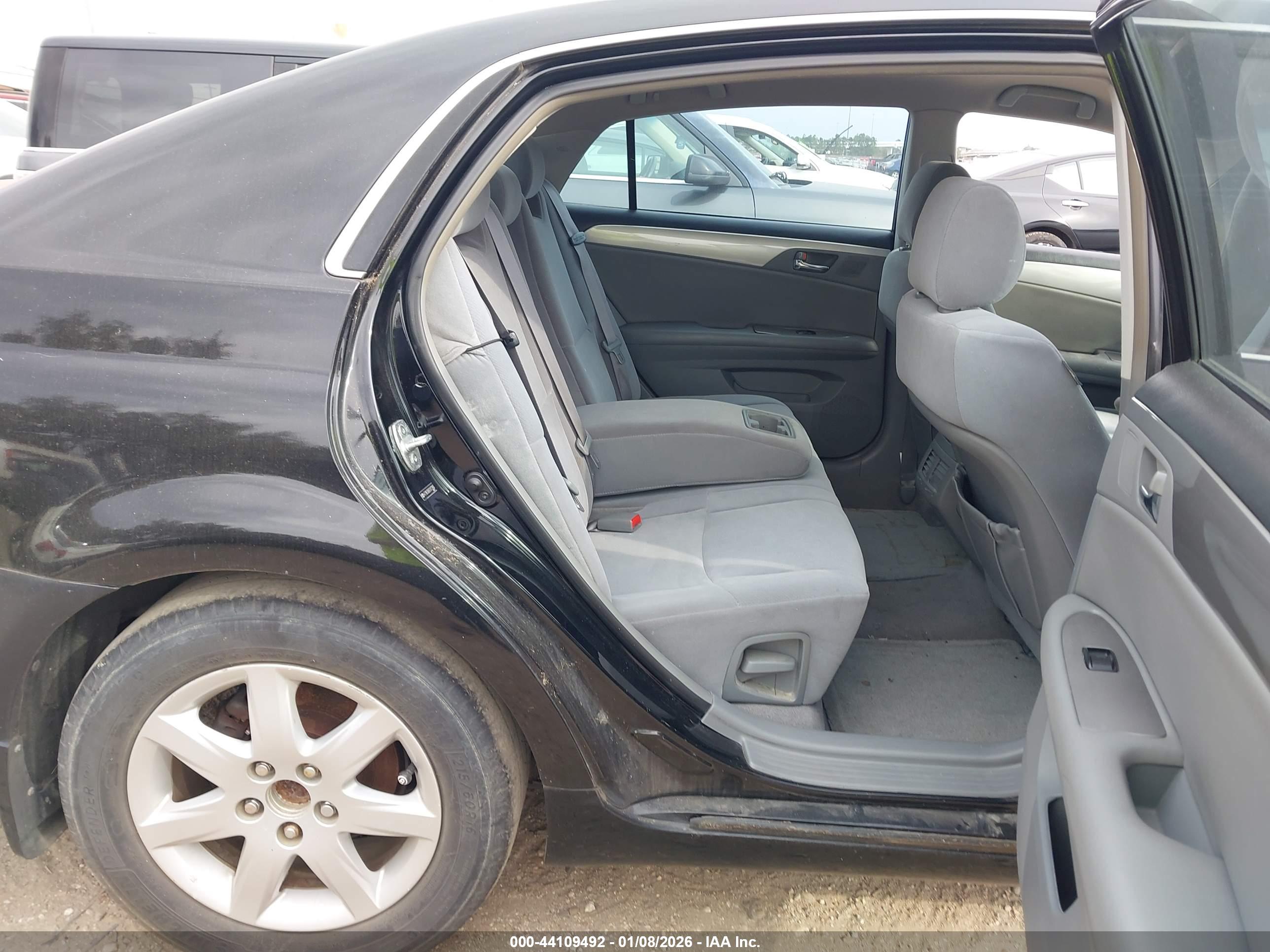 TOYOTA AVALON image 8