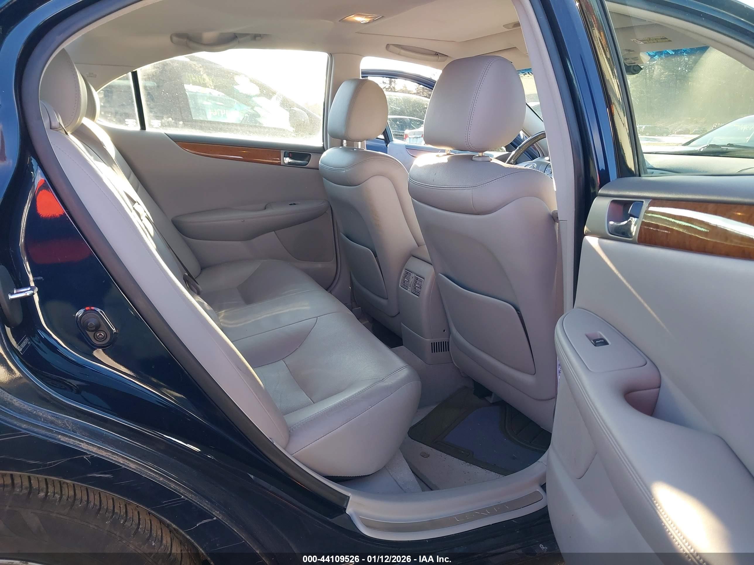 LEXUS ES image 8