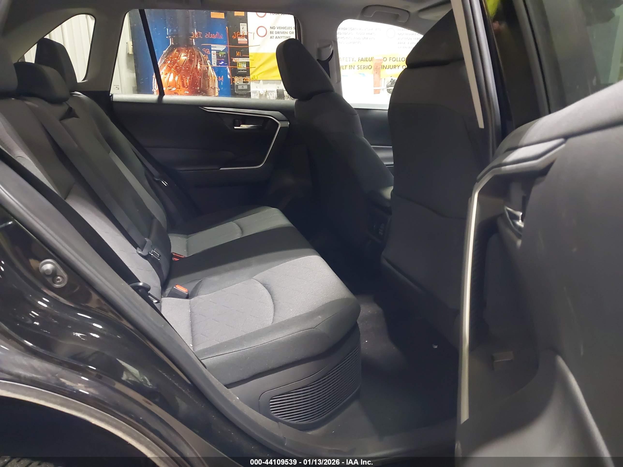 TOYOTA RAV4 image 8