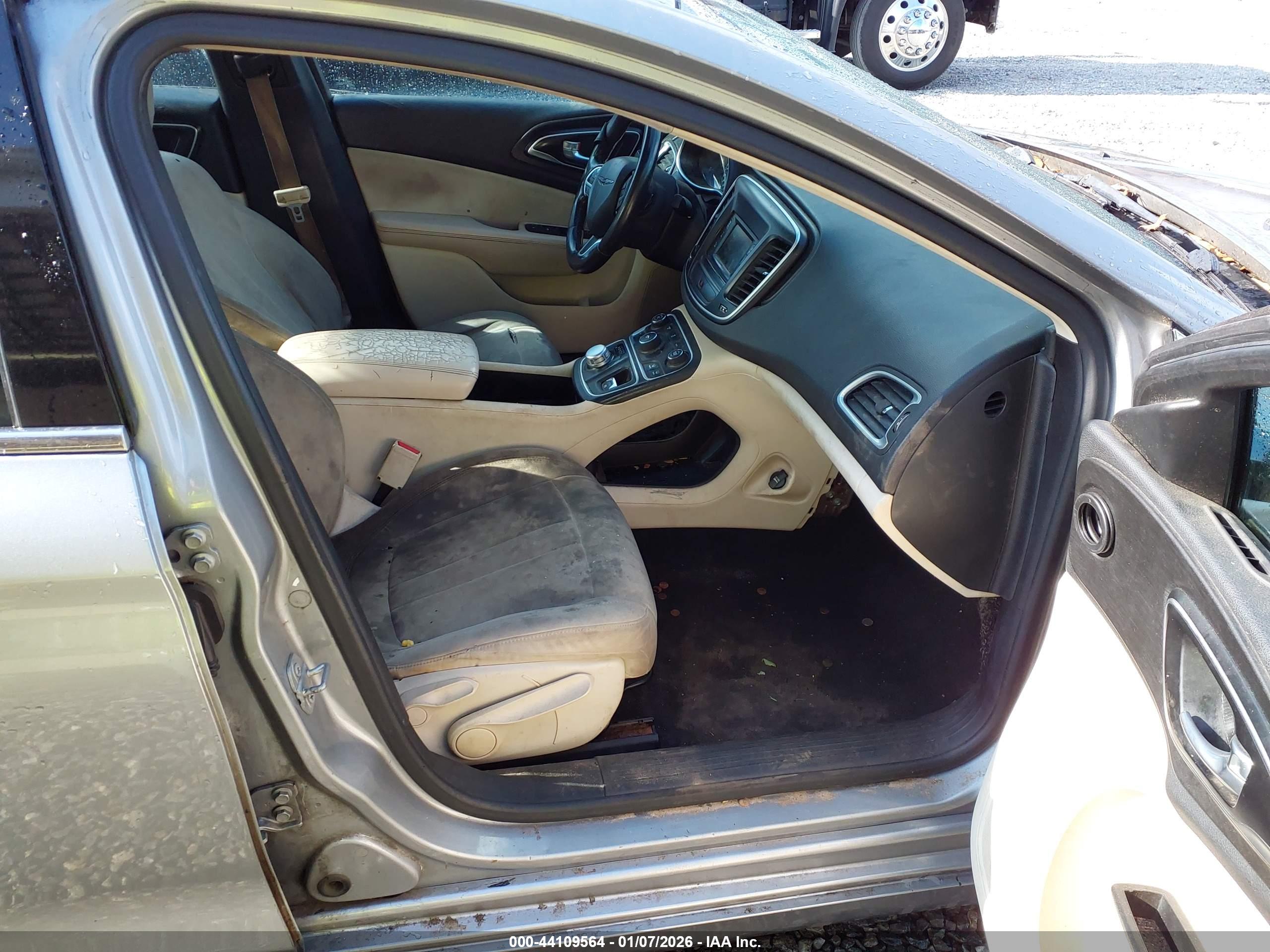 CHRYSLER 200 image 5