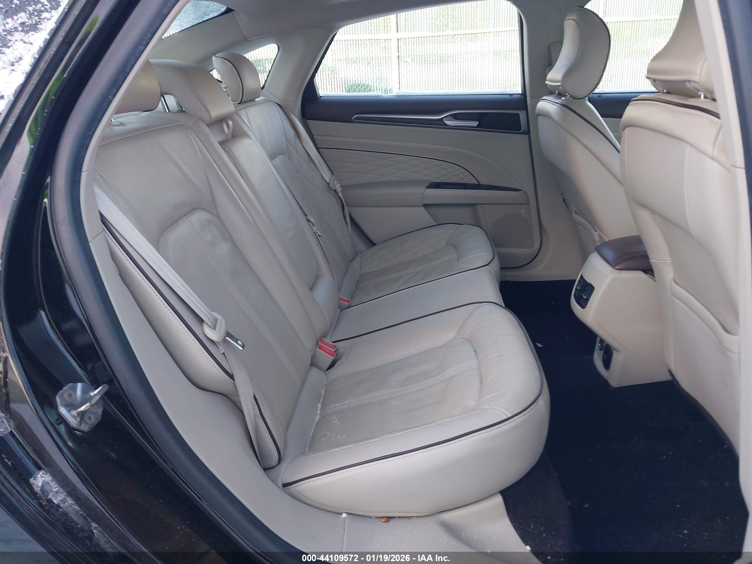 FORD FUSION image 8
