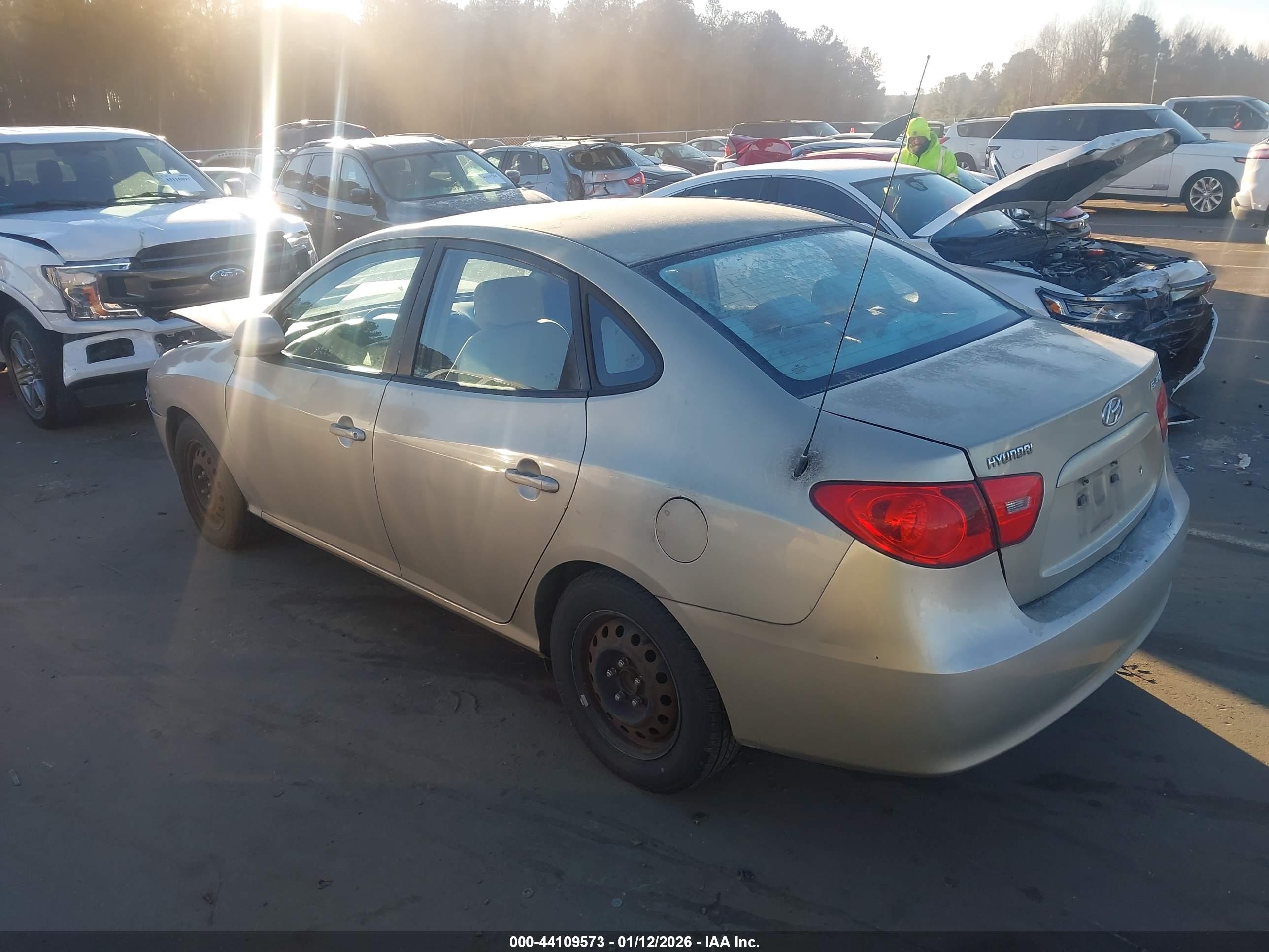 HYUNDAI ELANTRA image 3