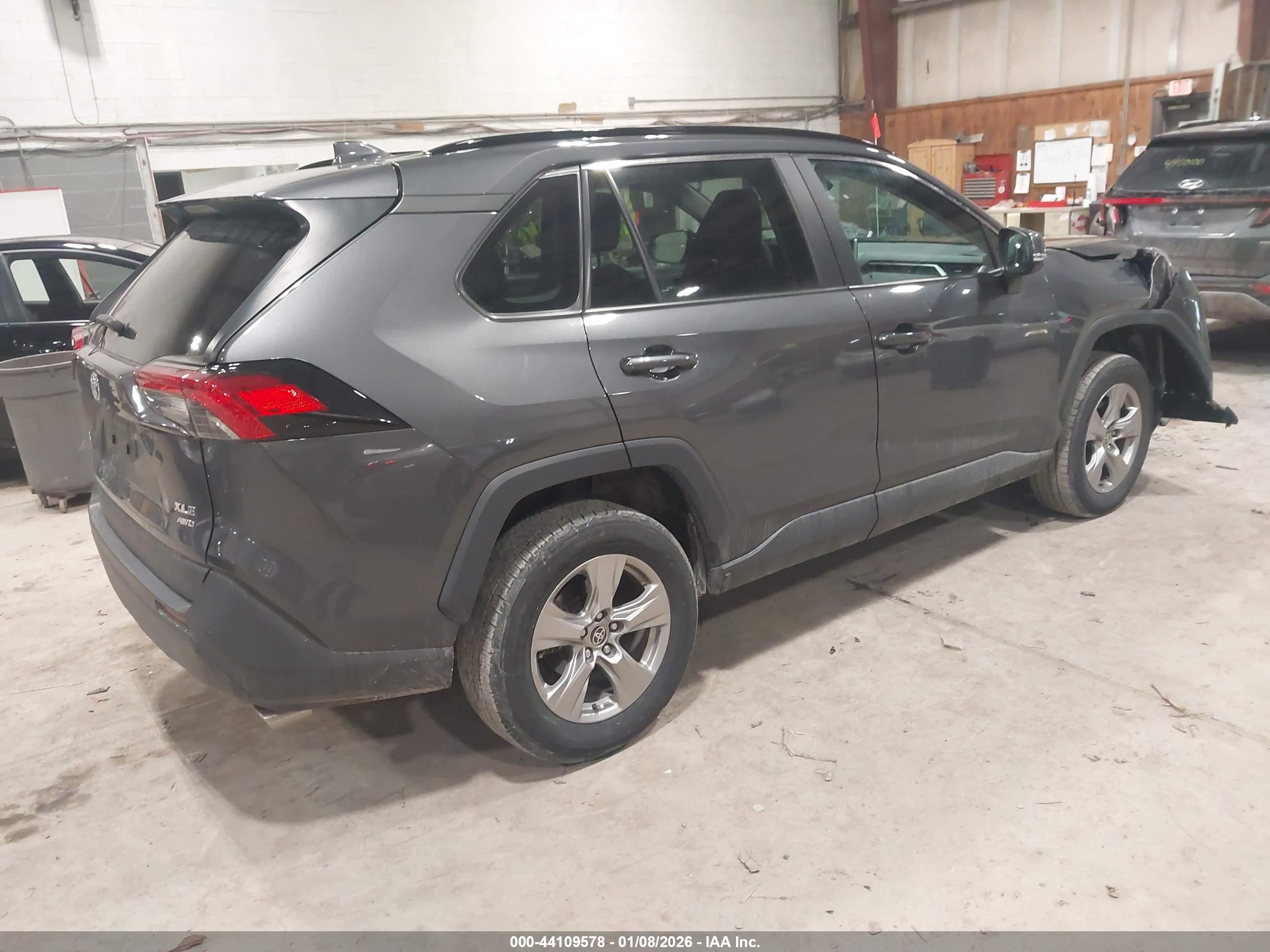 TOYOTA RAV4 image 4