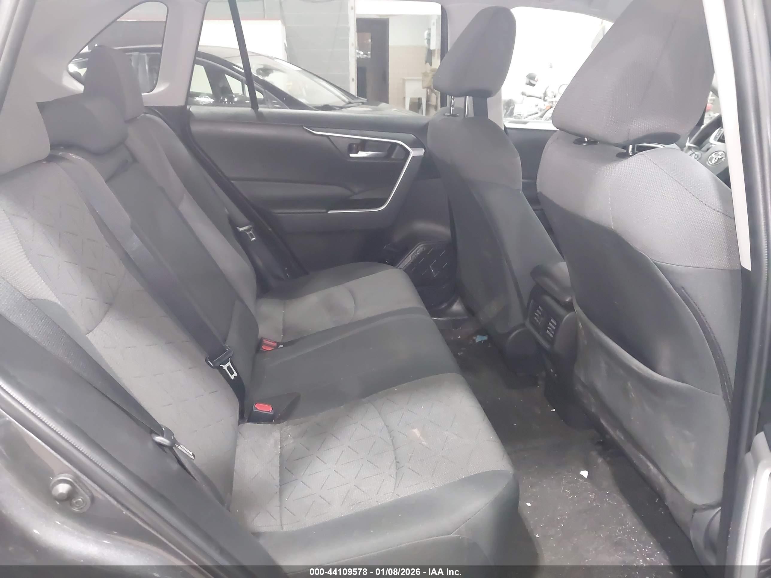 TOYOTA RAV4 image 8