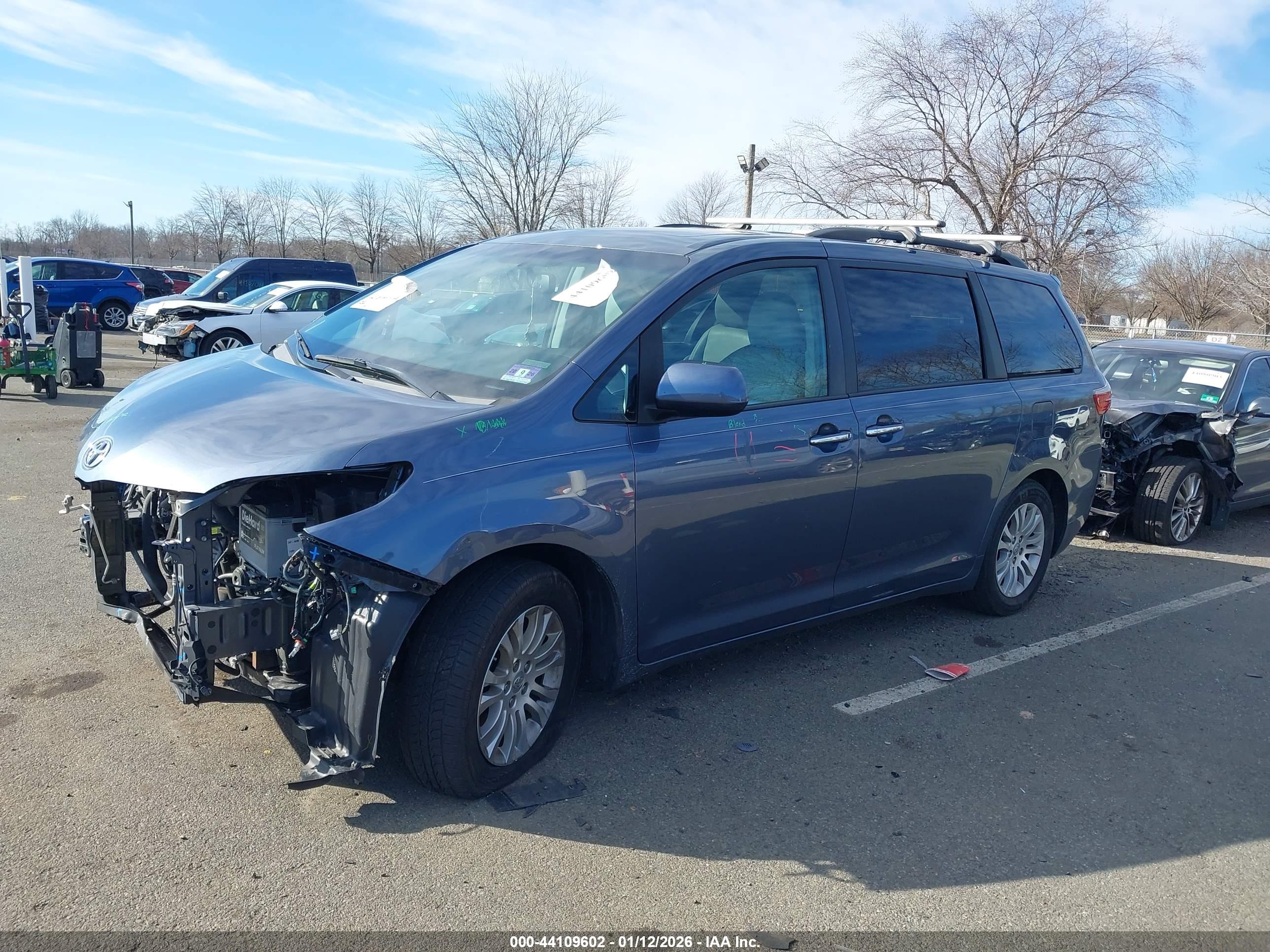 TOYOTA SIENNA image 2