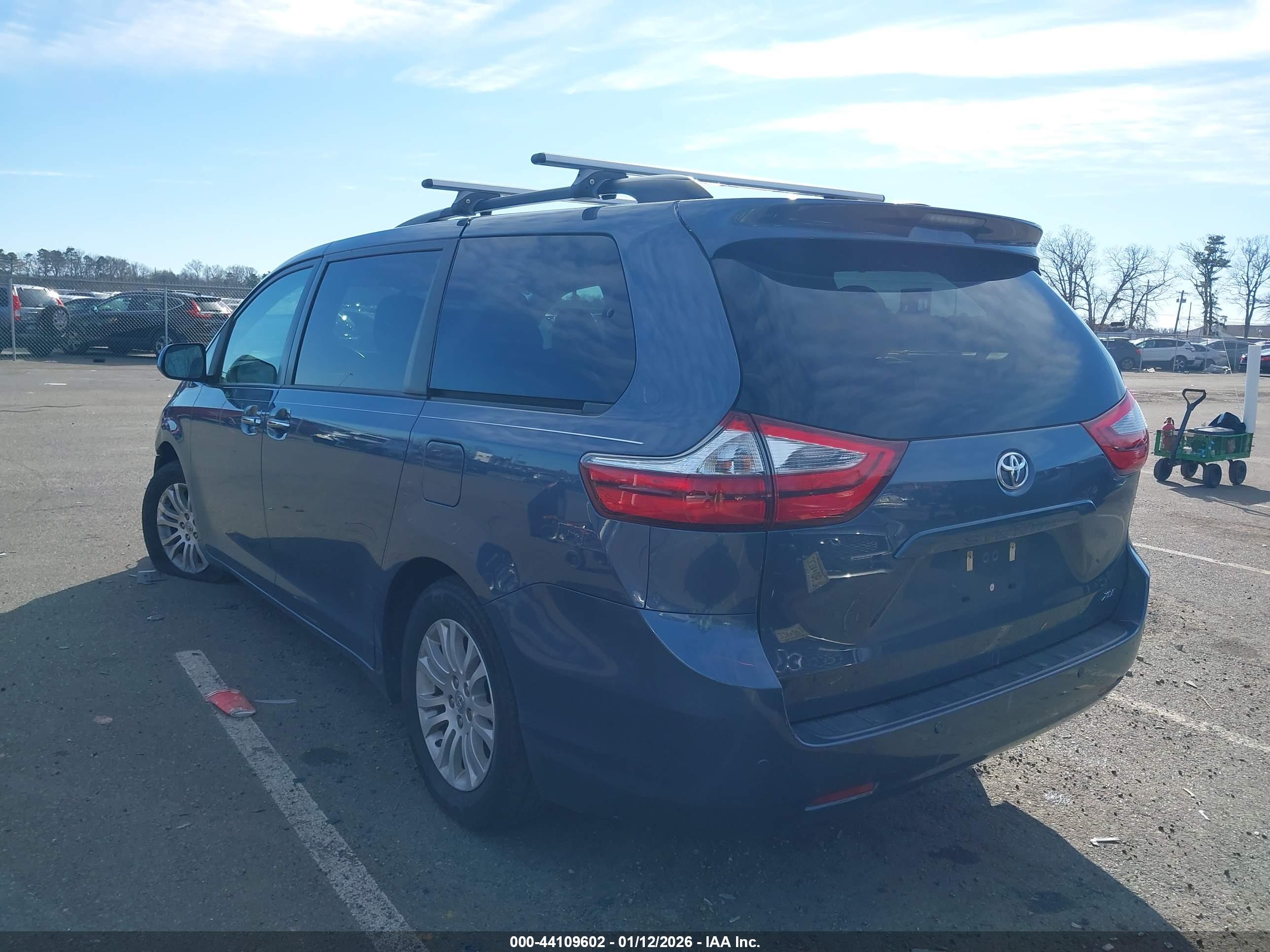 TOYOTA SIENNA image 3