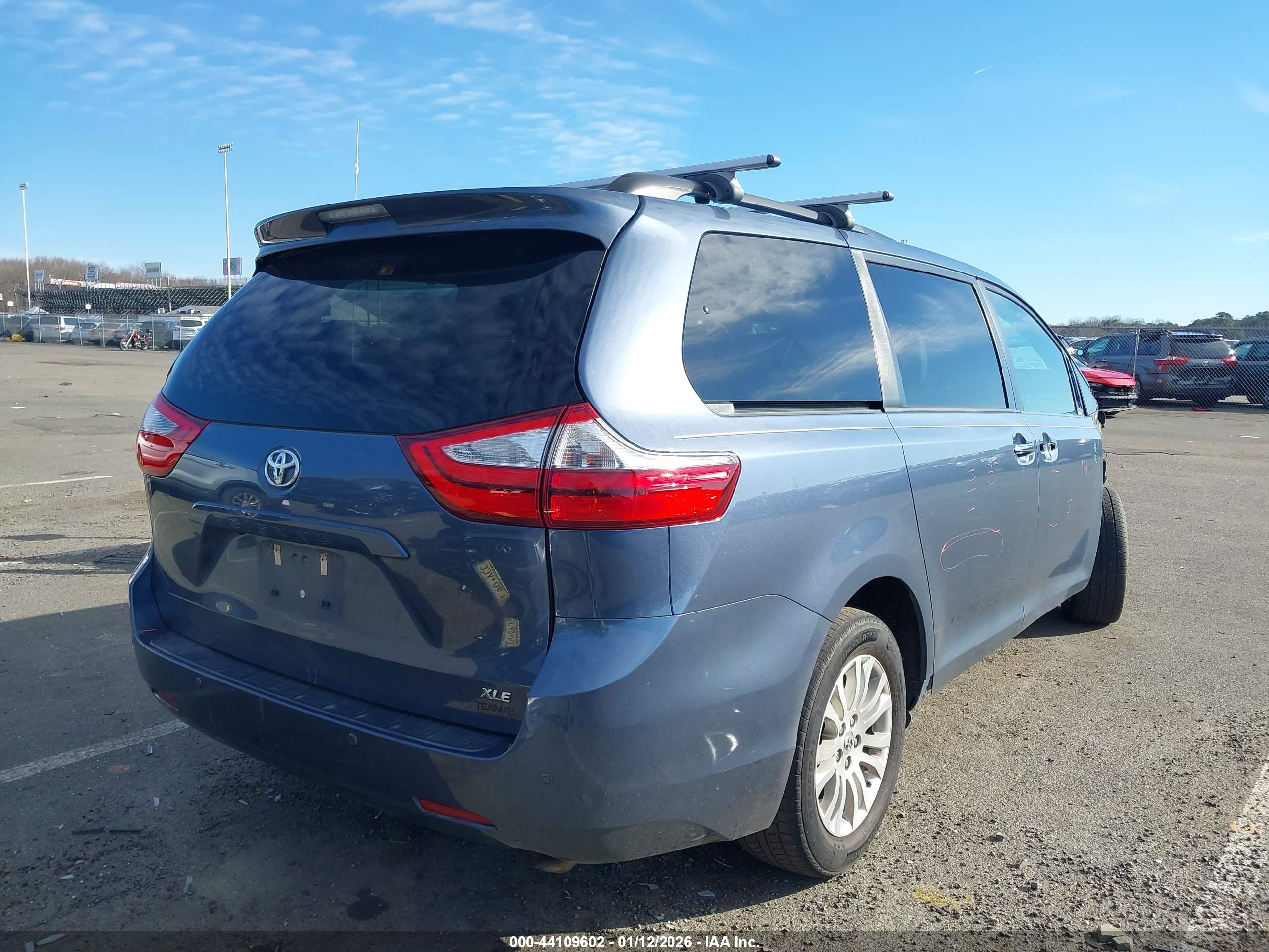TOYOTA SIENNA image 4