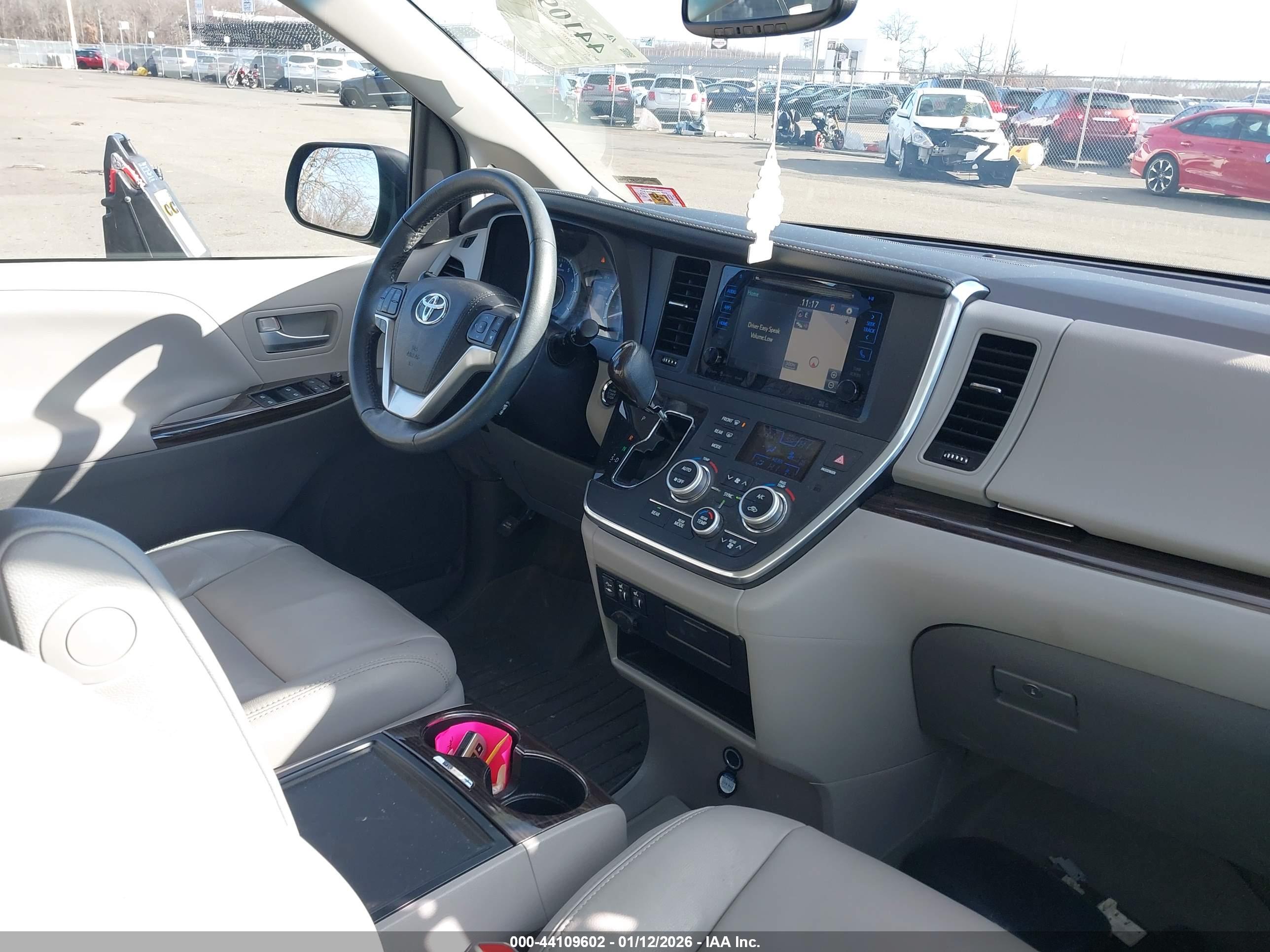 TOYOTA SIENNA image 5