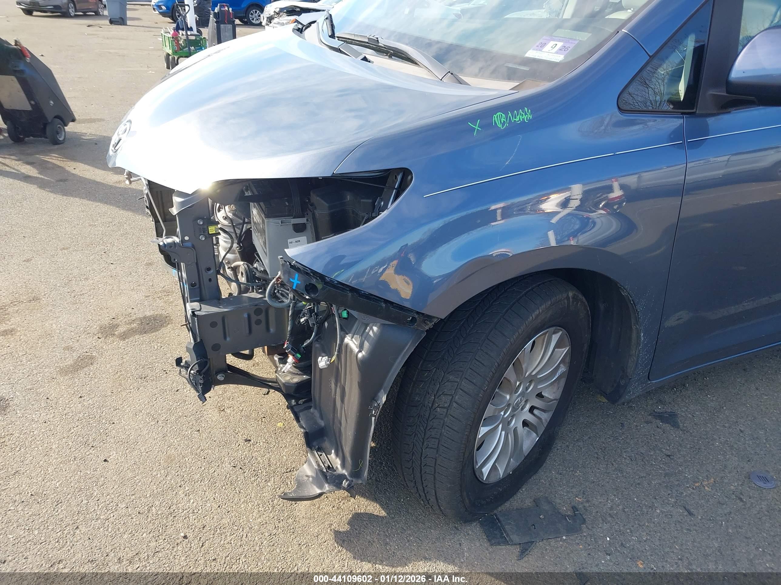 TOYOTA SIENNA image 6