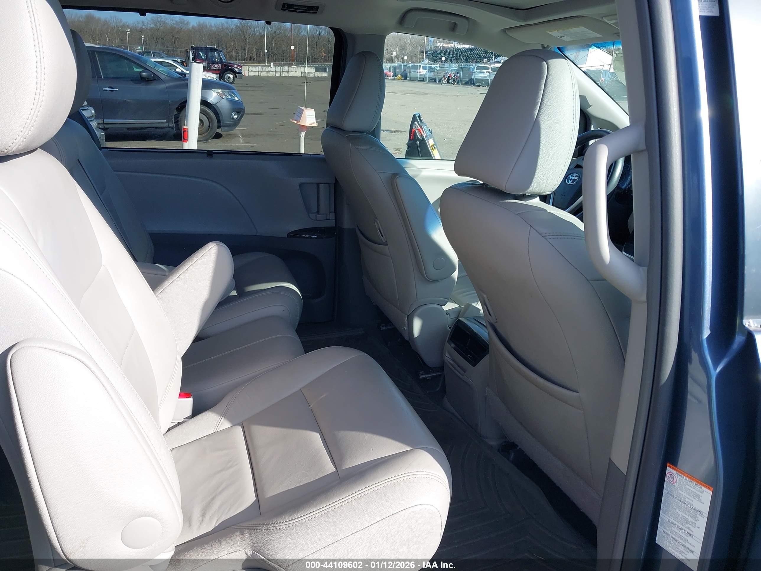 TOYOTA SIENNA image 8