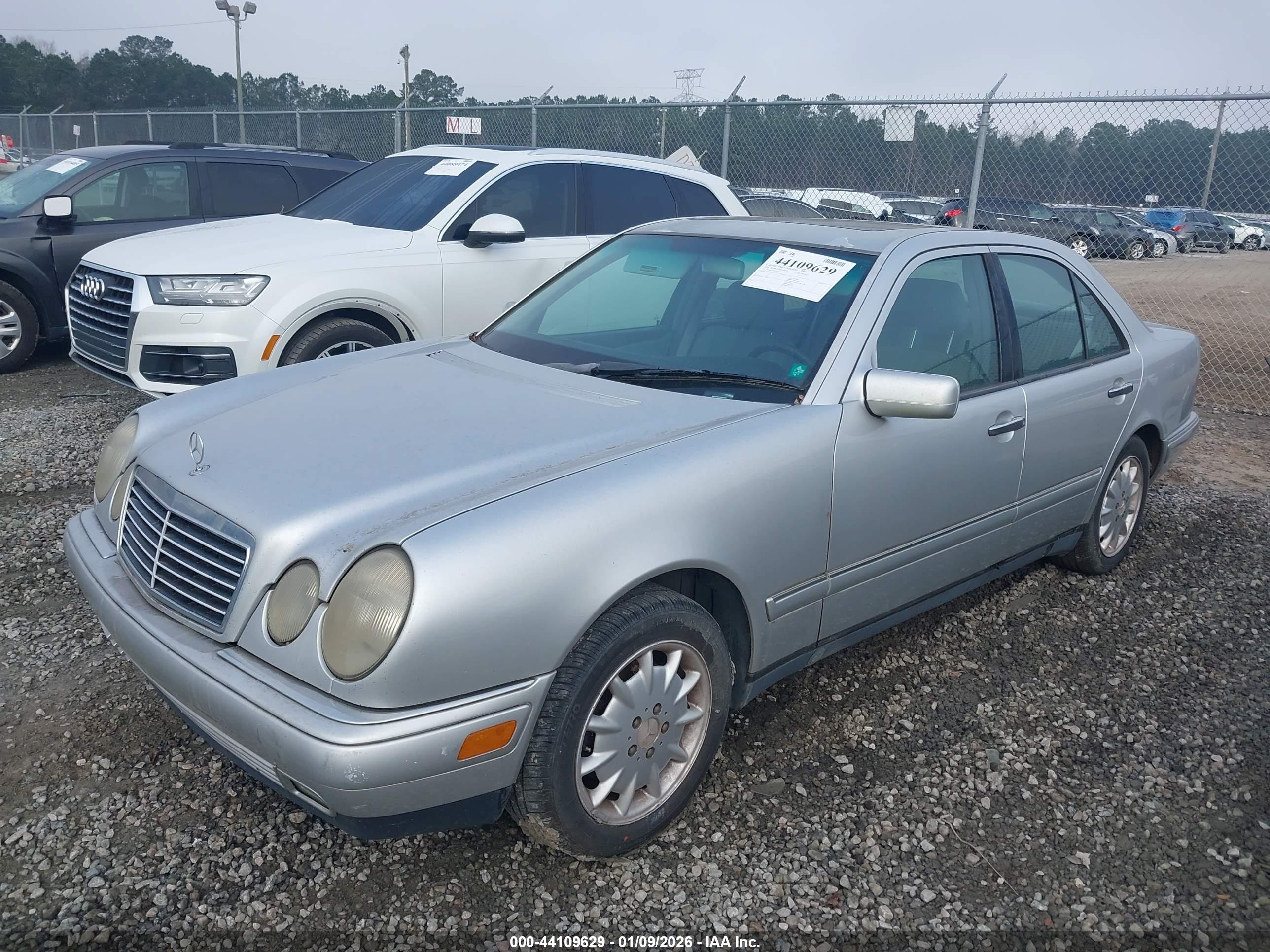 MERCEDES-BENZ E image 2