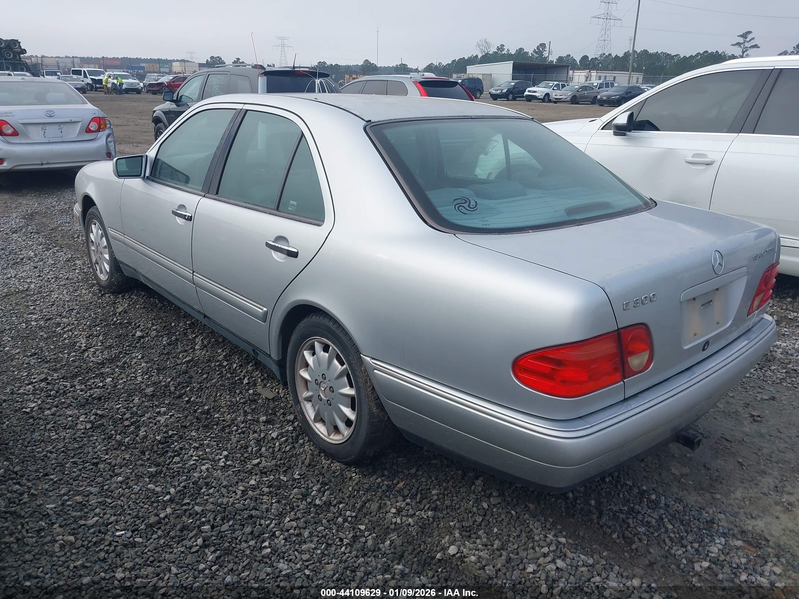 MERCEDES-BENZ E image 3