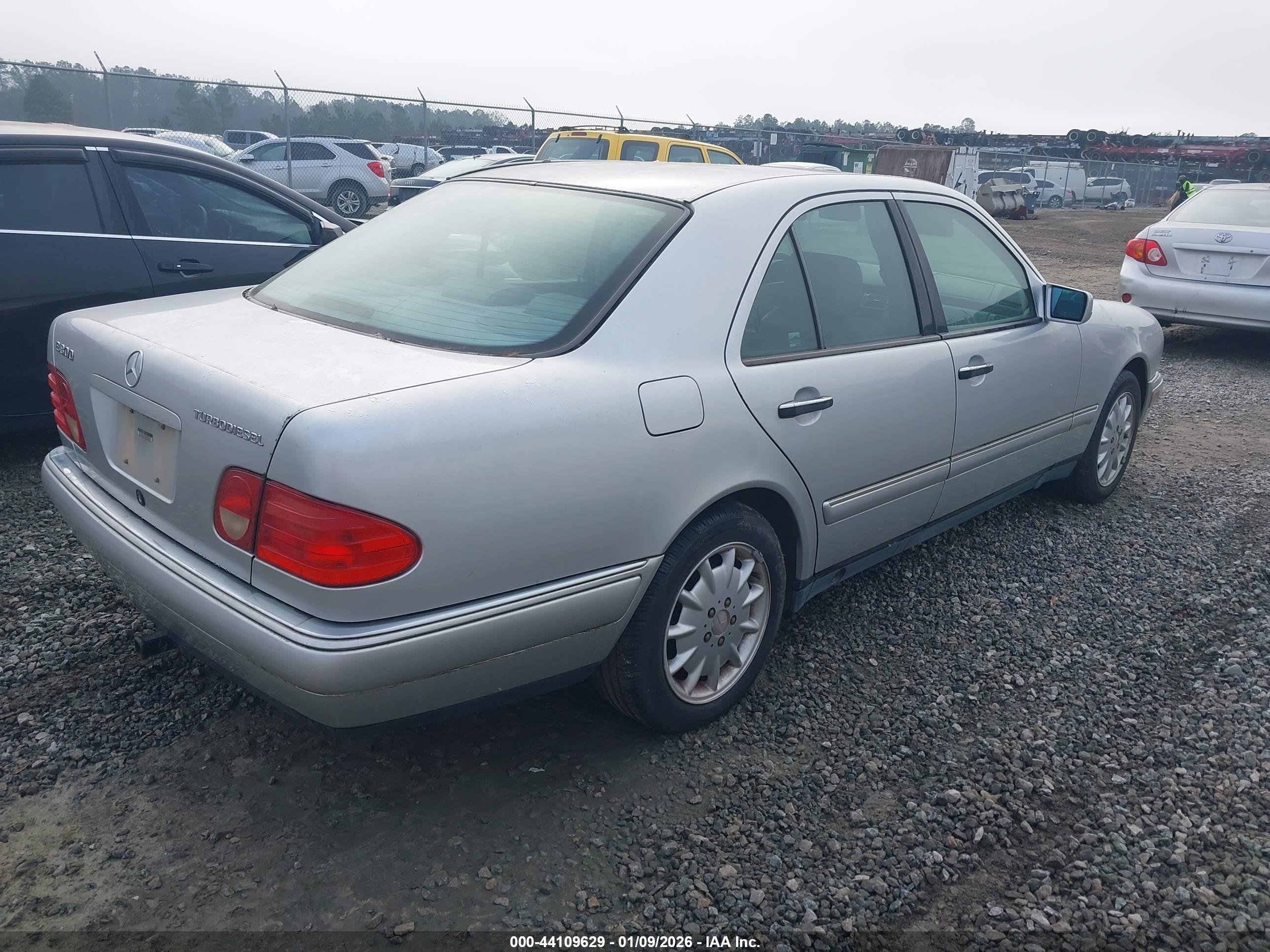 MERCEDES-BENZ E image 4