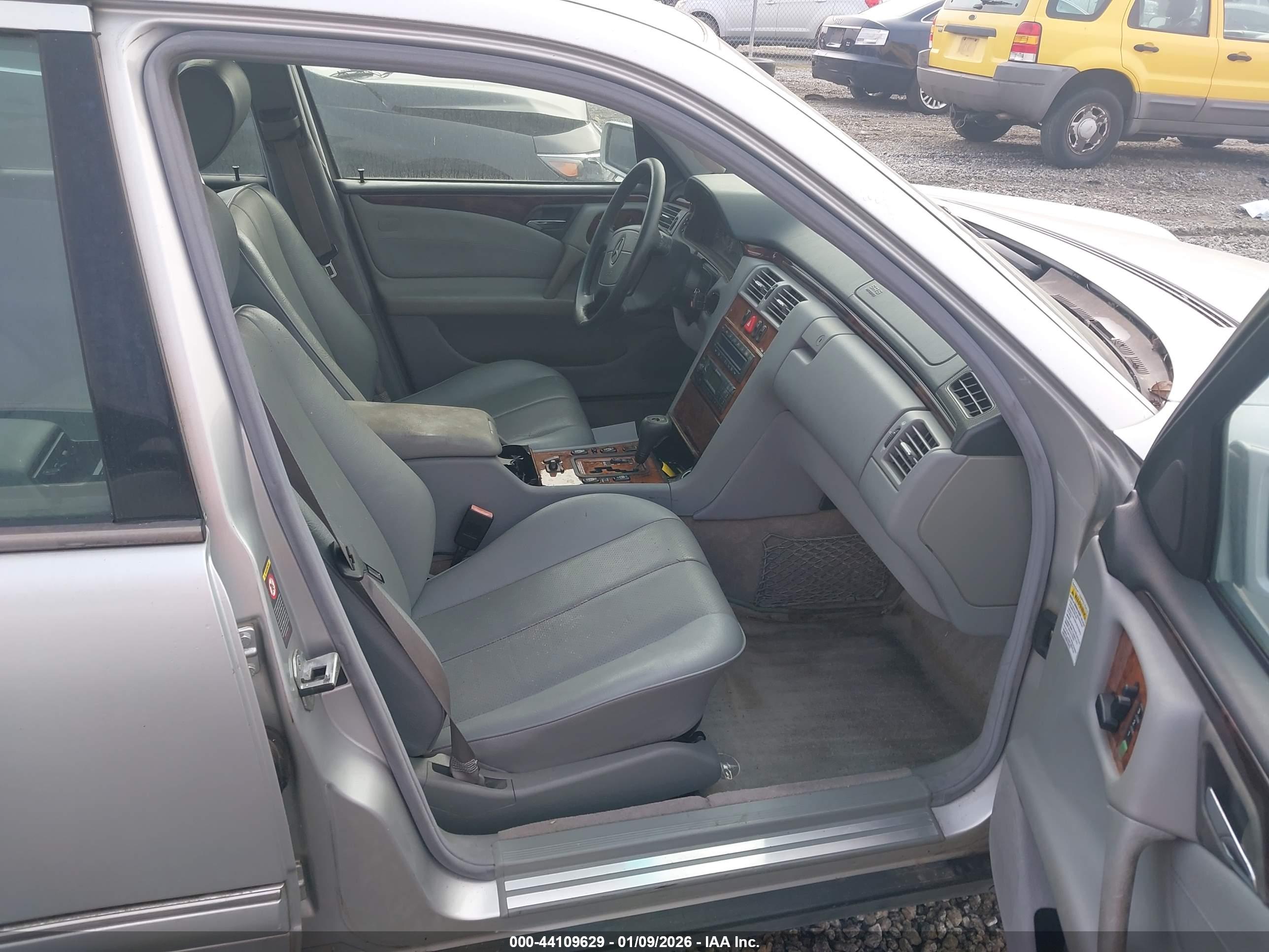 MERCEDES-BENZ E image 5