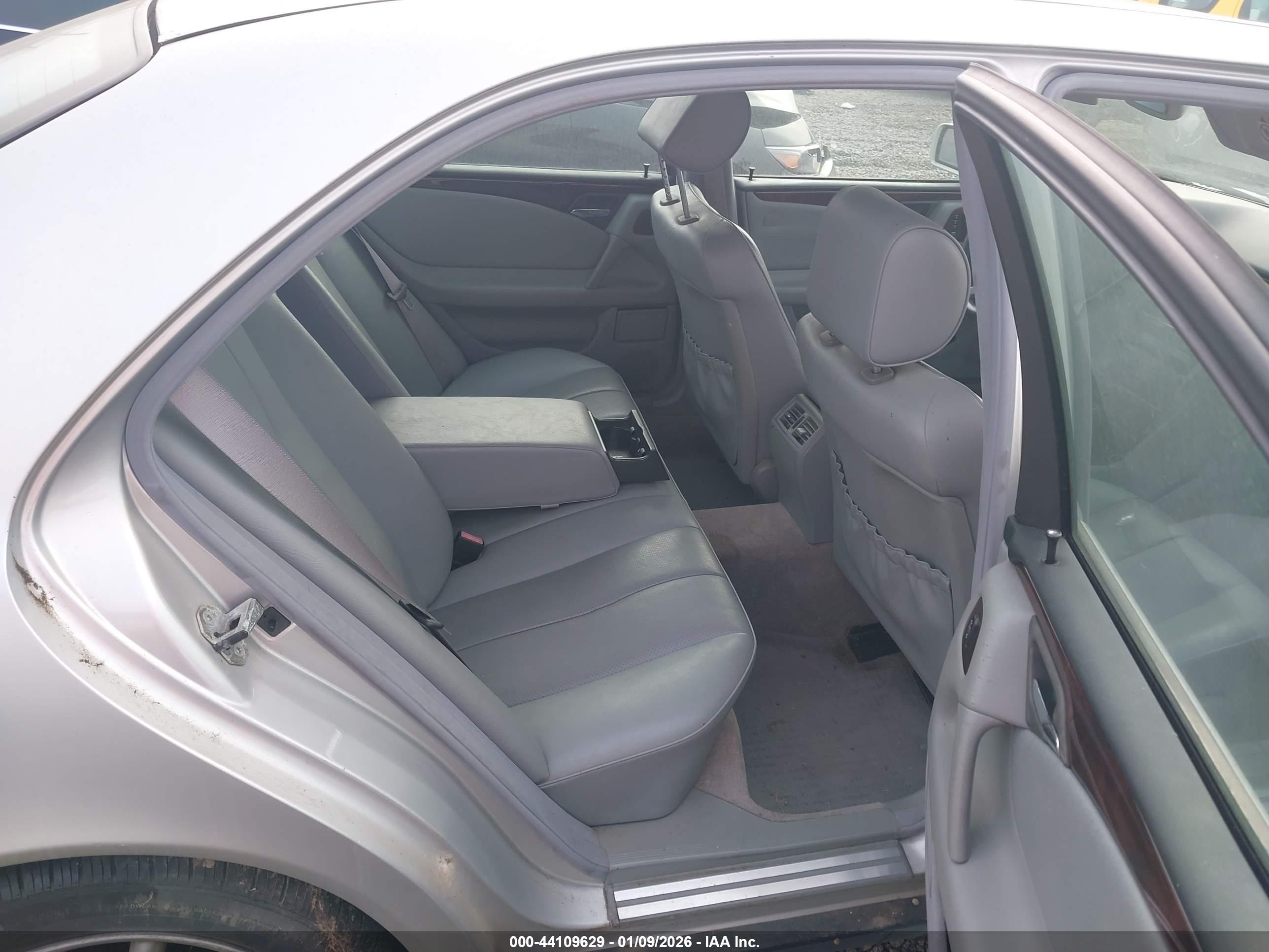 MERCEDES-BENZ E image 8