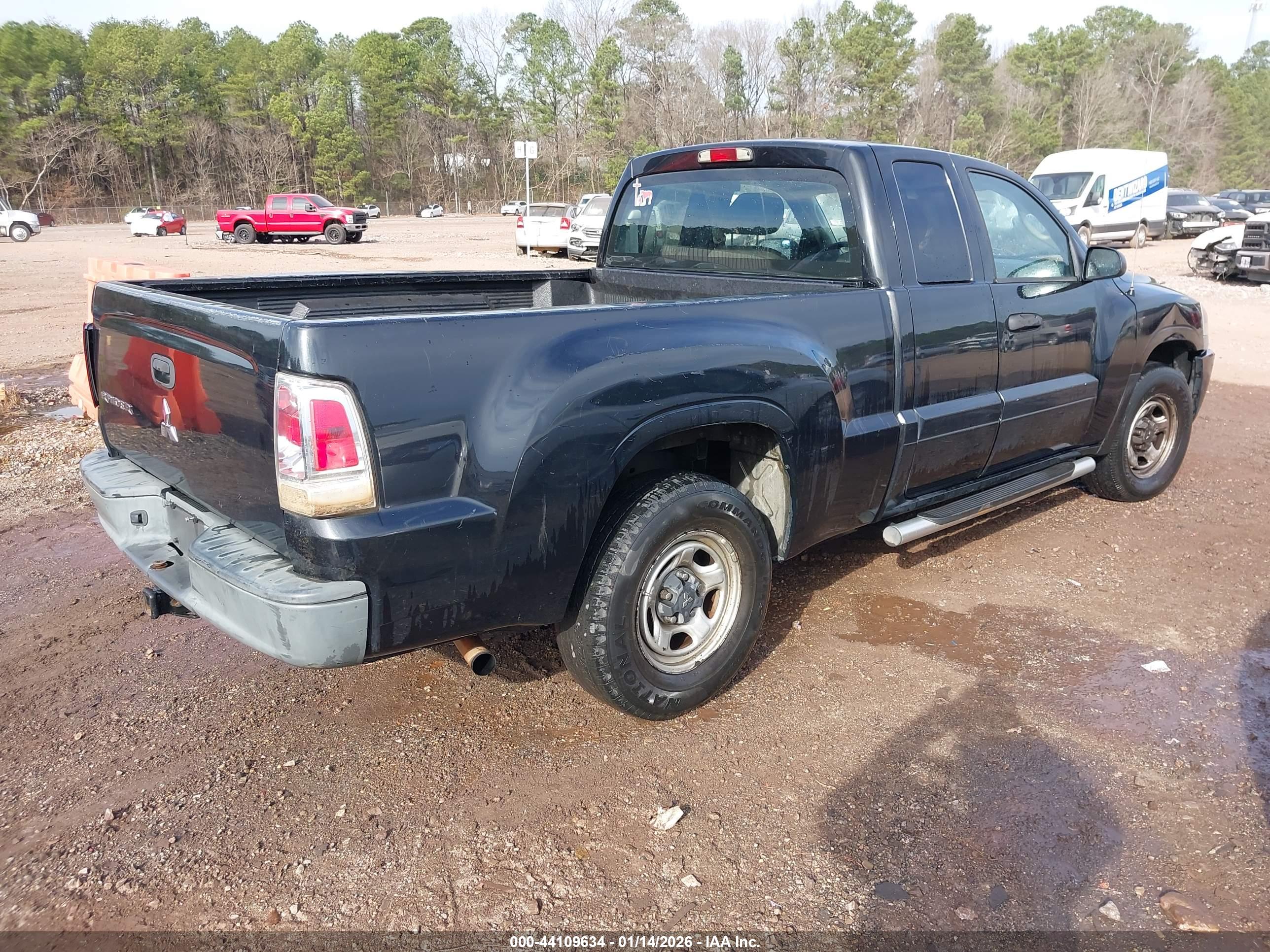 MITSUBISHI RAIDER image 4