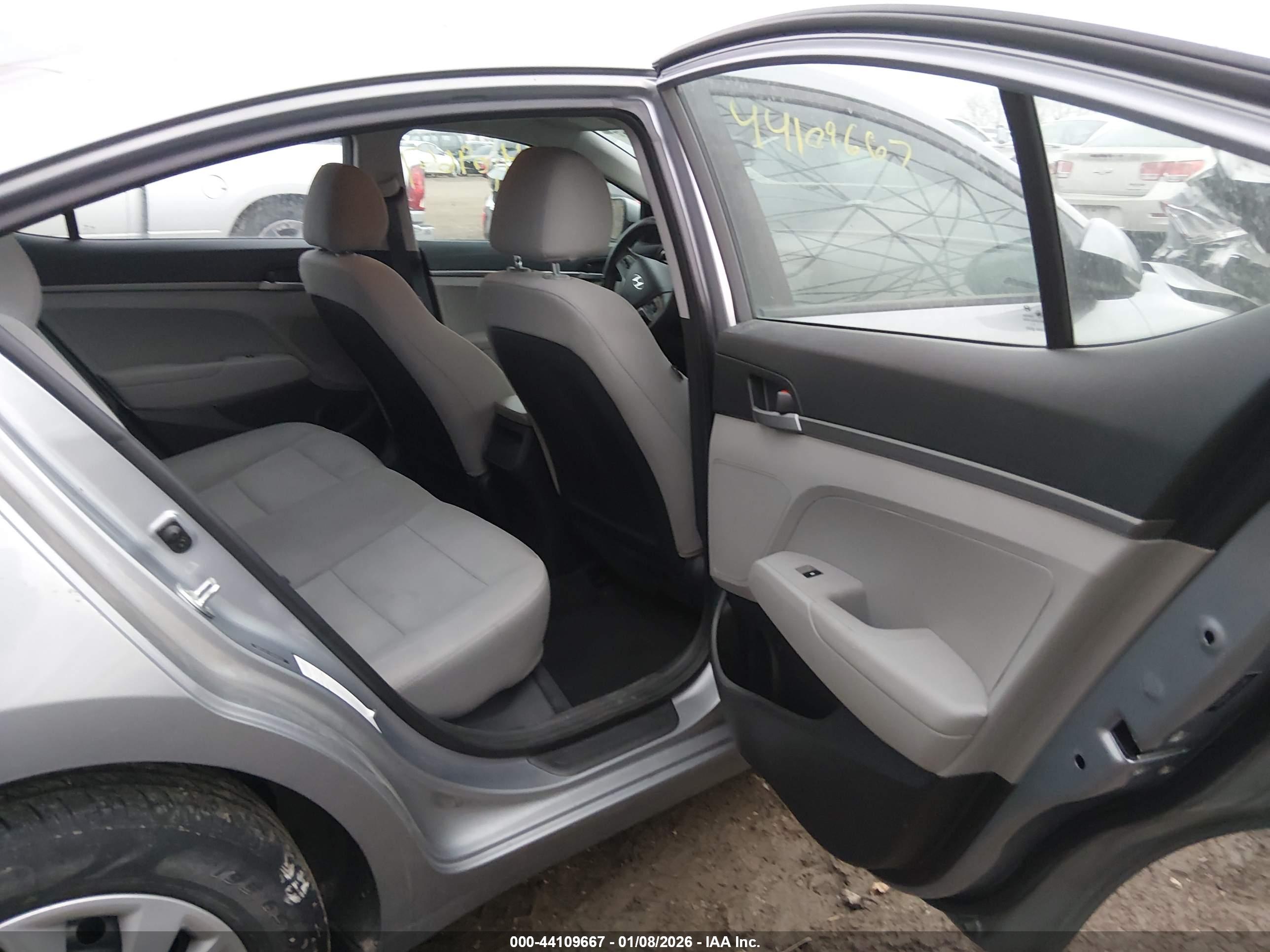 HYUNDAI ELANTRA image 8