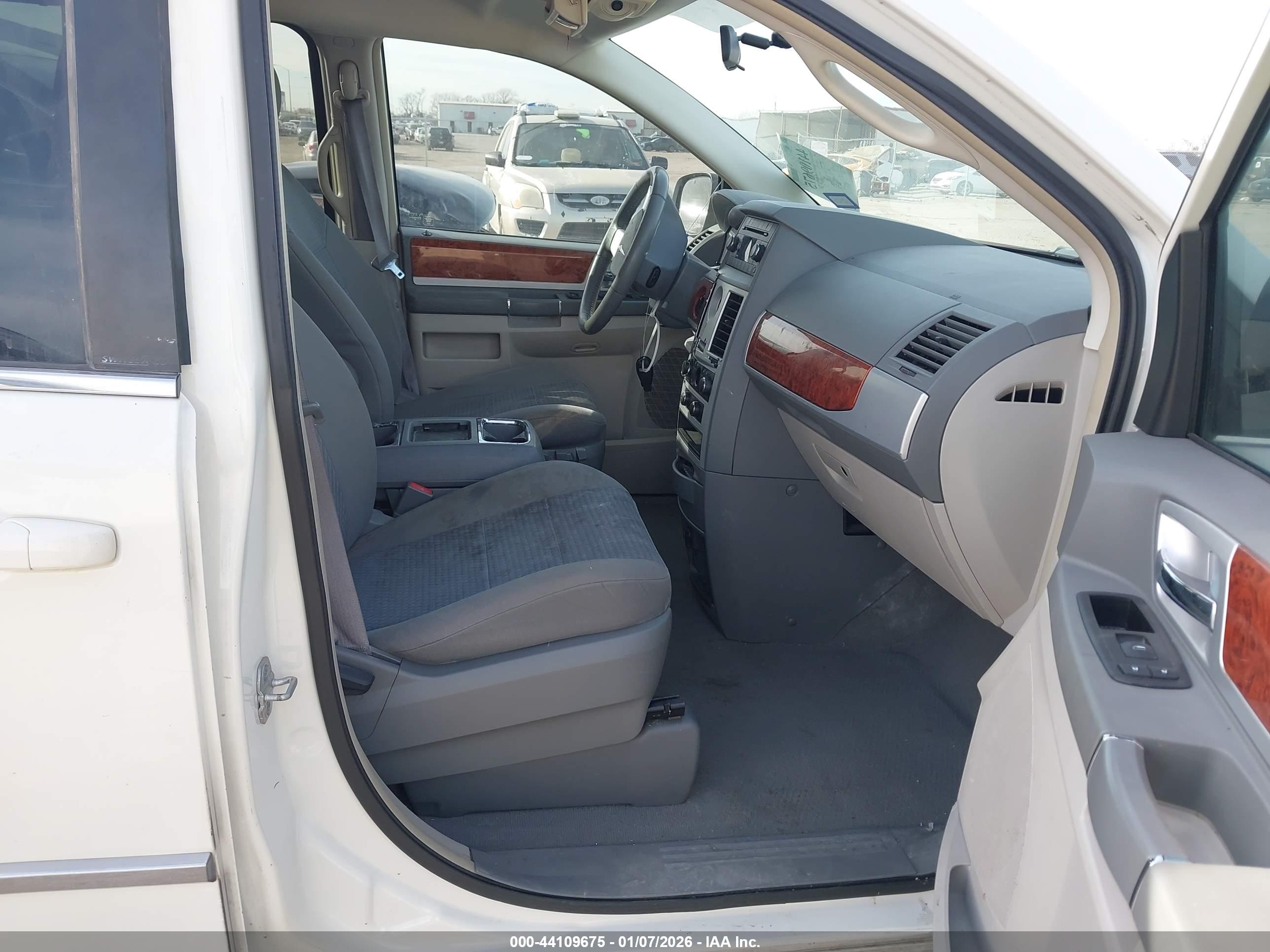 CHRYSLER TOWN image 5