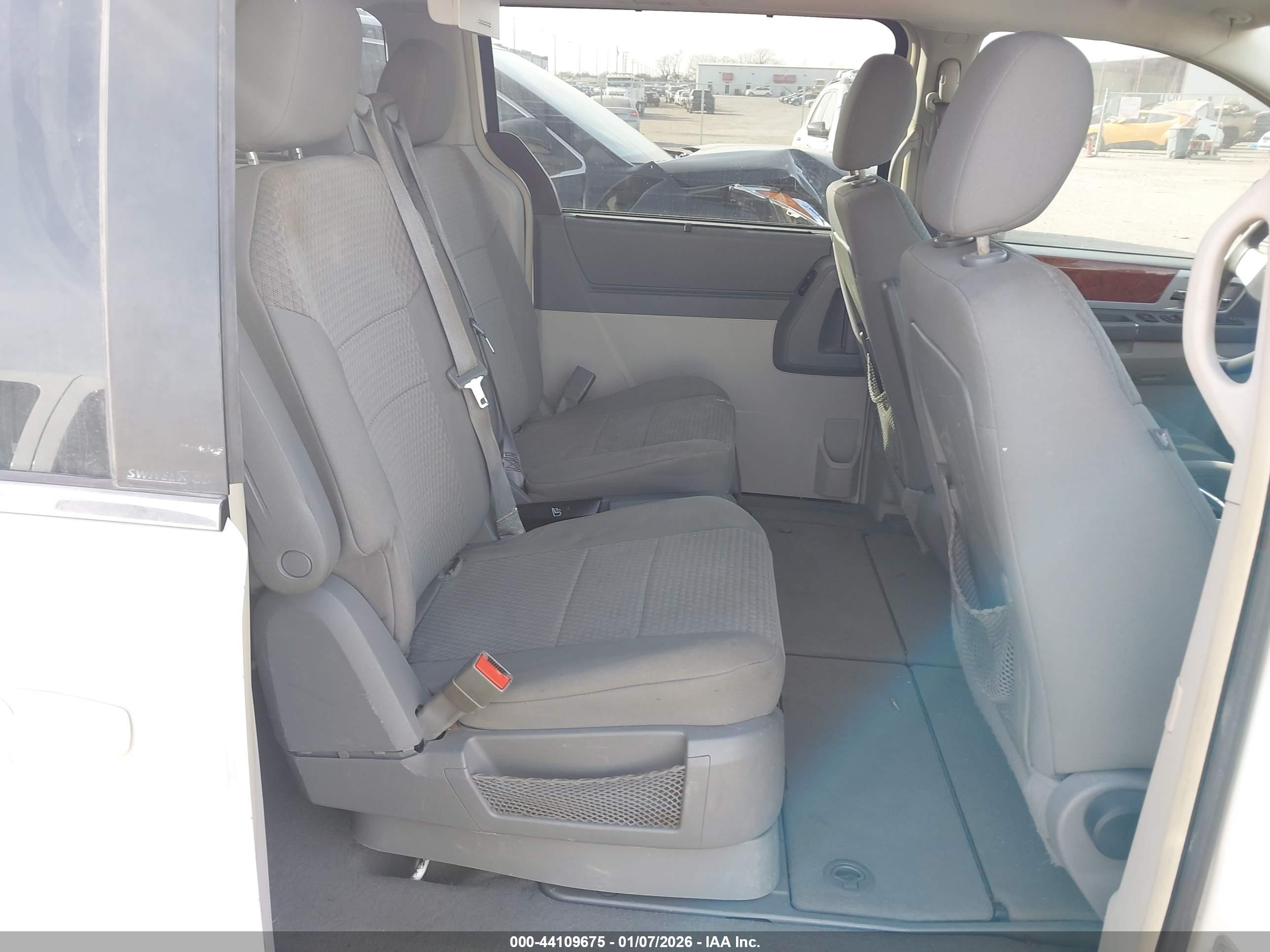 CHRYSLER TOWN image 8