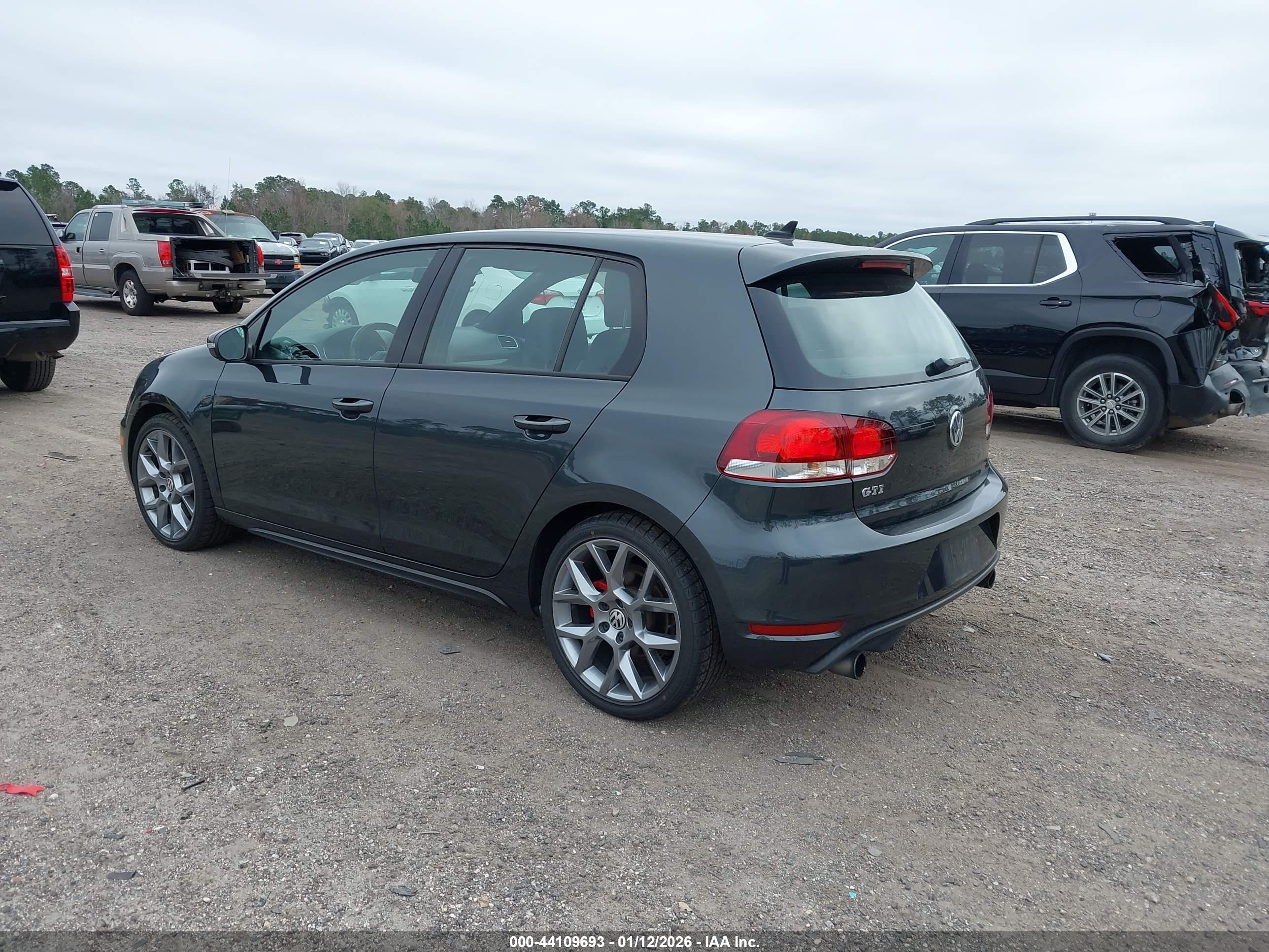 VOLKSWAGEN GTI image 3