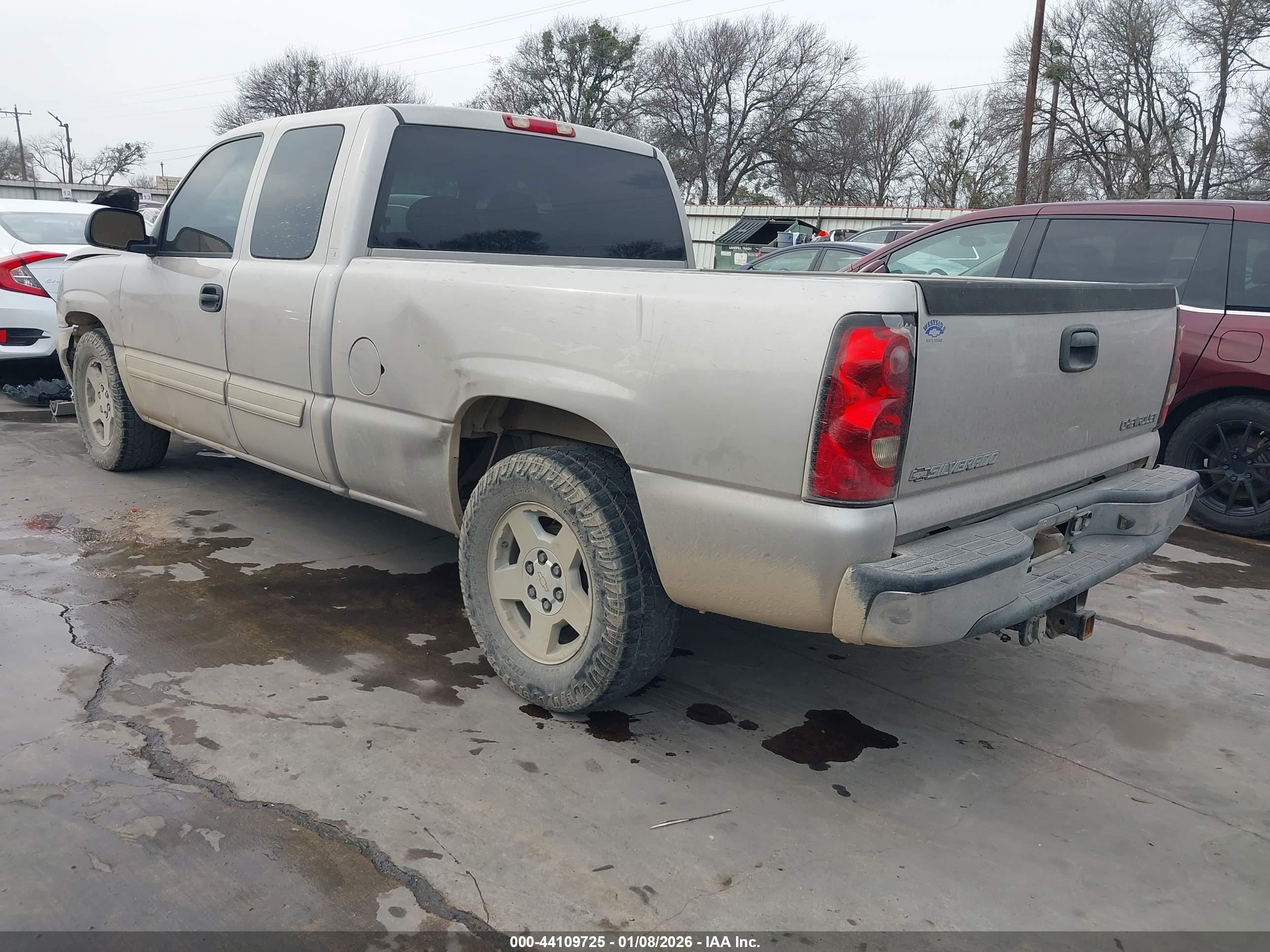 CHEVROLET SILVERADO image 3