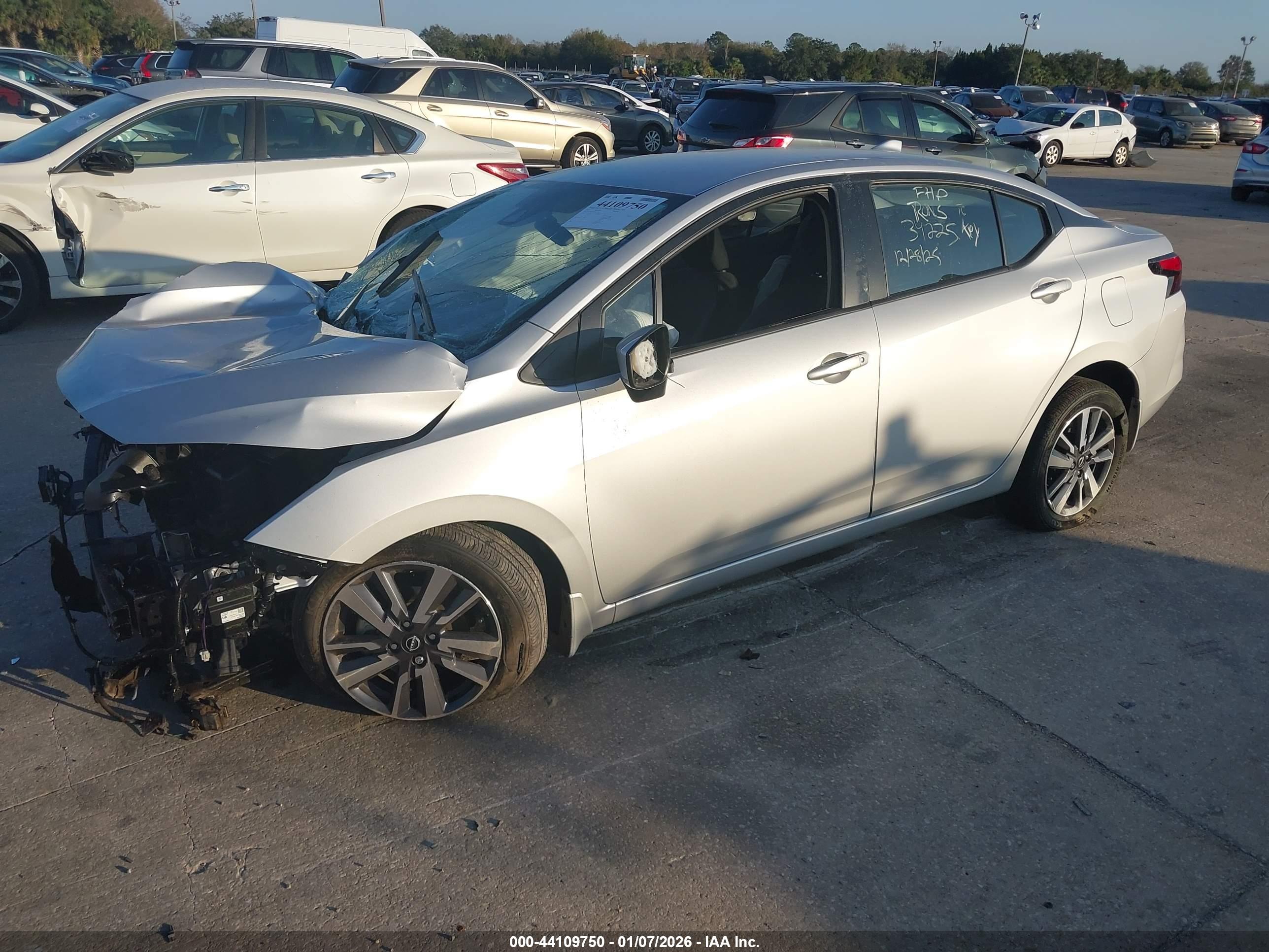 NISSAN VERSA image 2