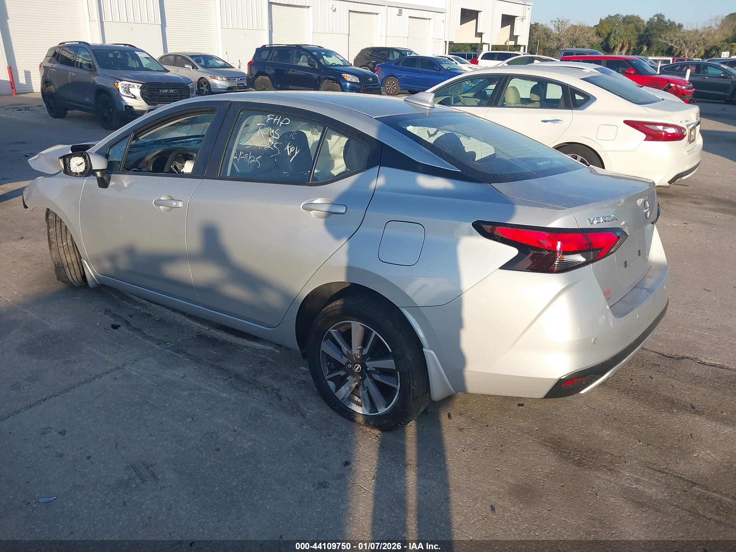 NISSAN VERSA image 3