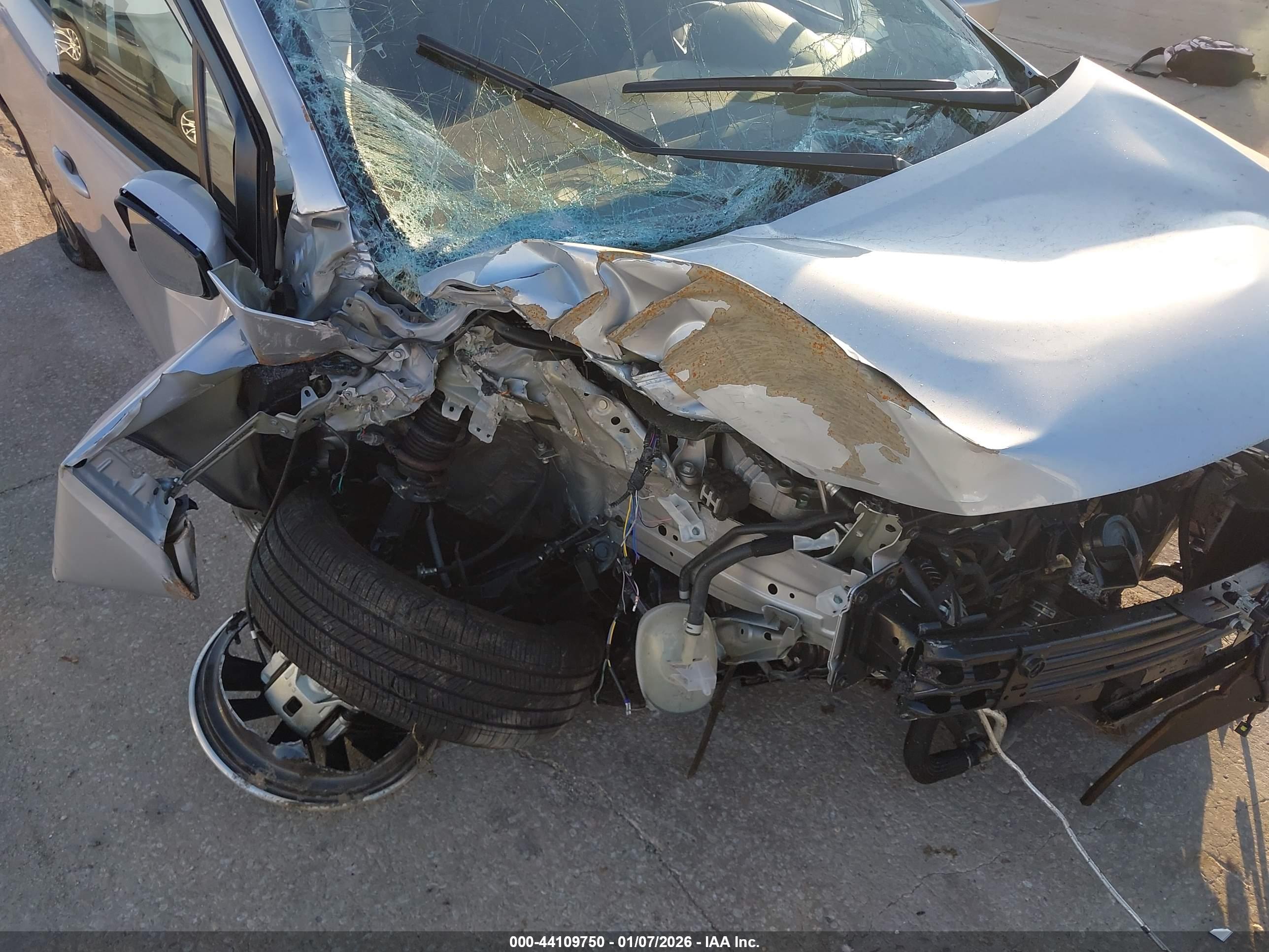 NISSAN VERSA image 6