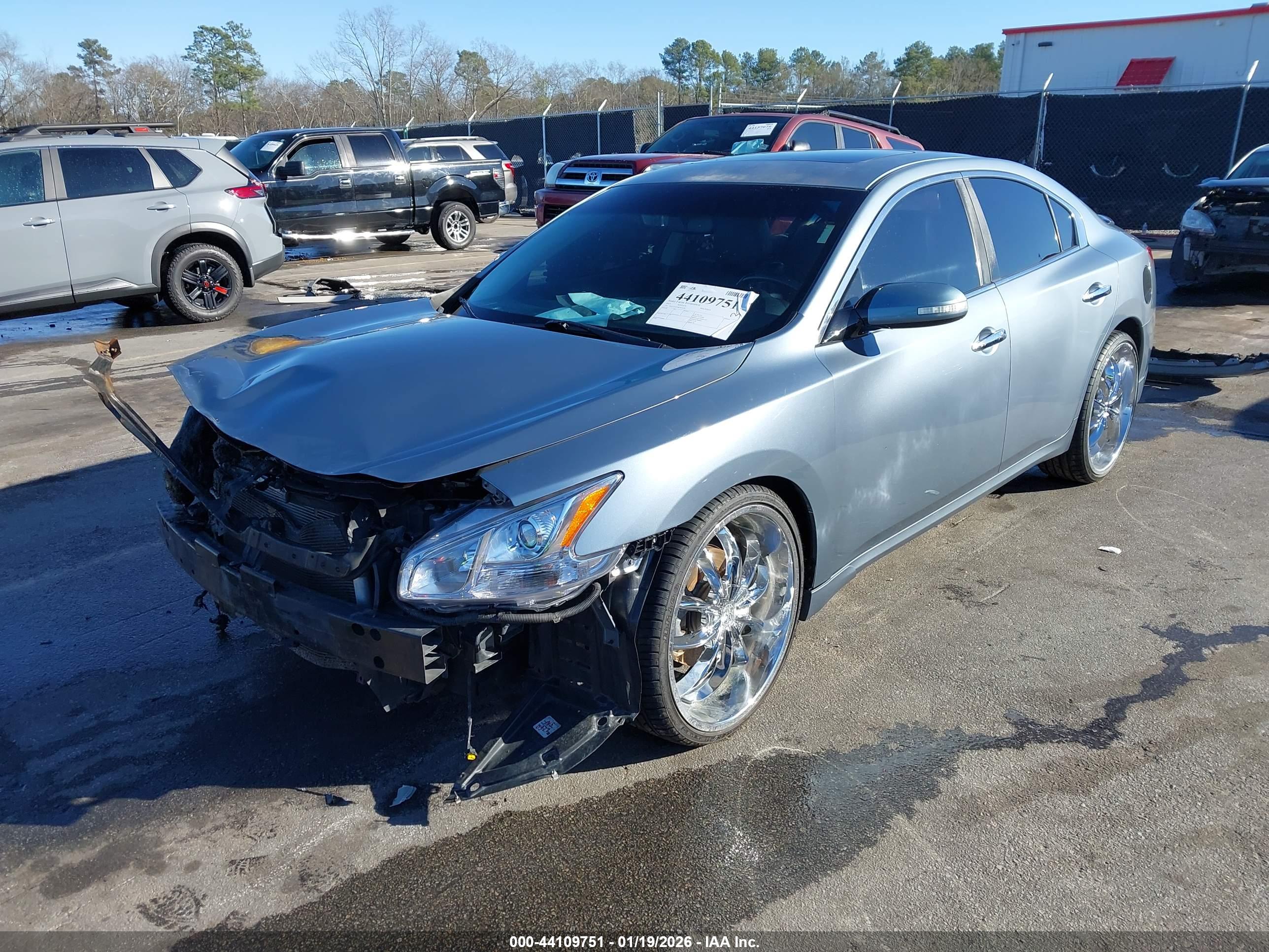 NISSAN MAXIMA image 2
