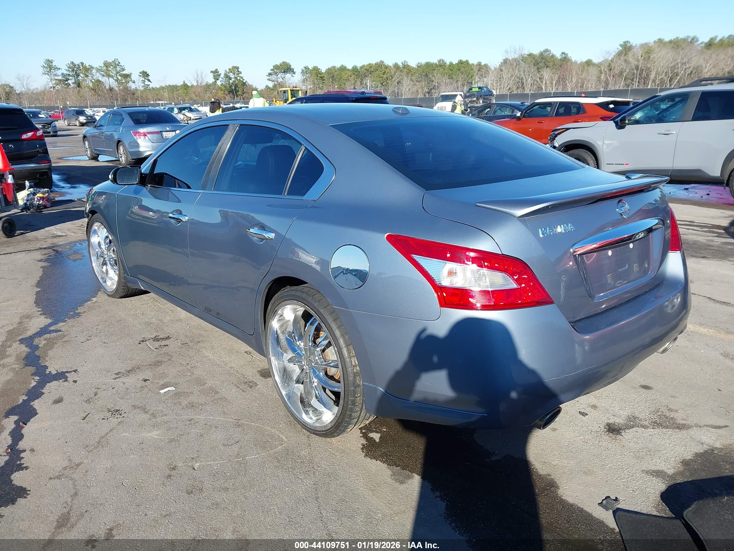 NISSAN MAXIMA image 3