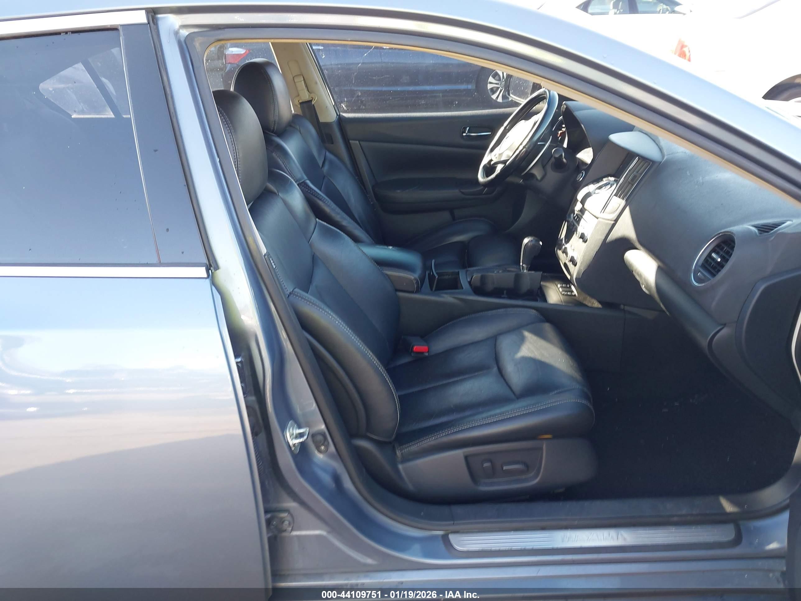 NISSAN MAXIMA image 5