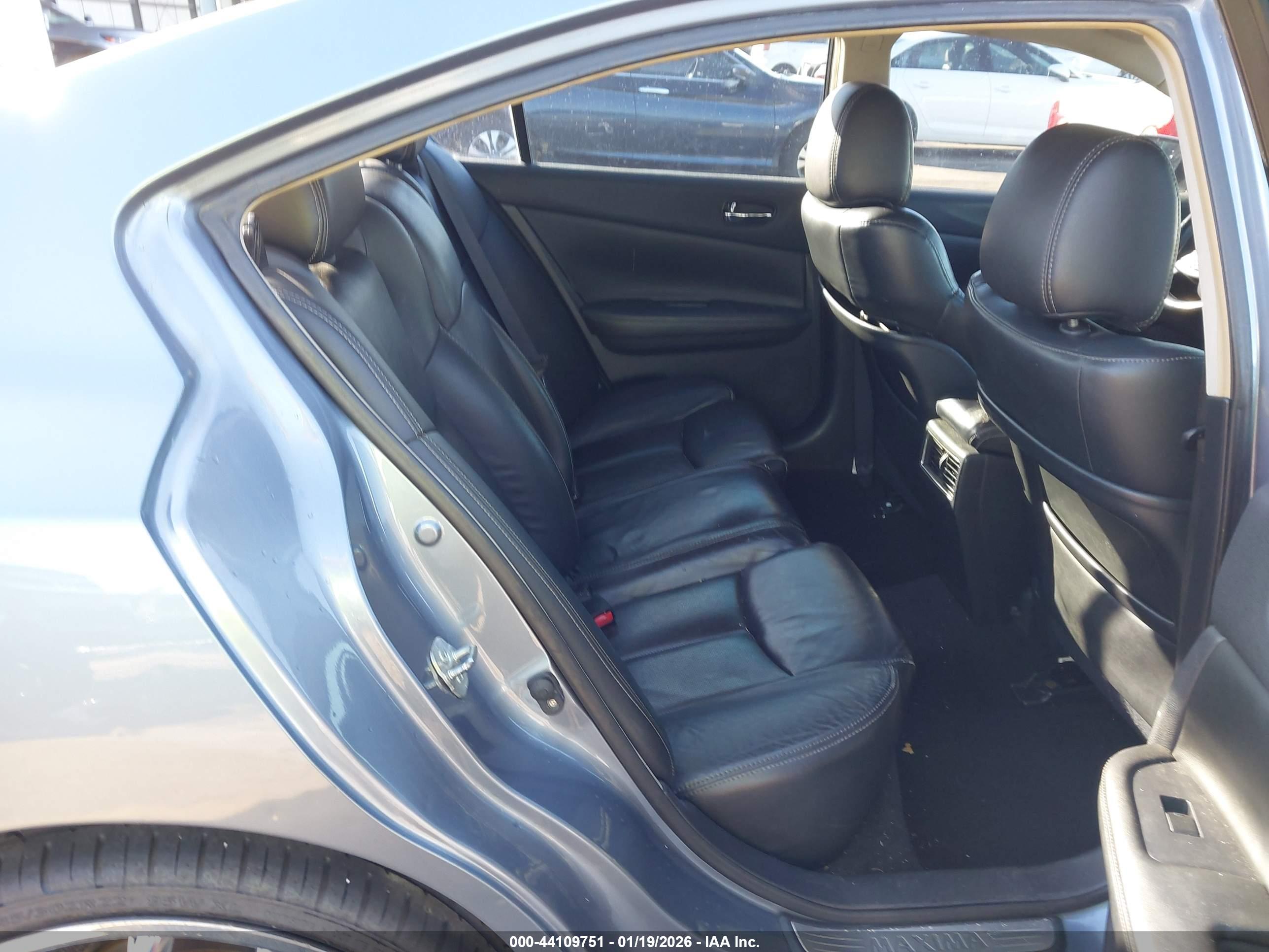 NISSAN MAXIMA image 8