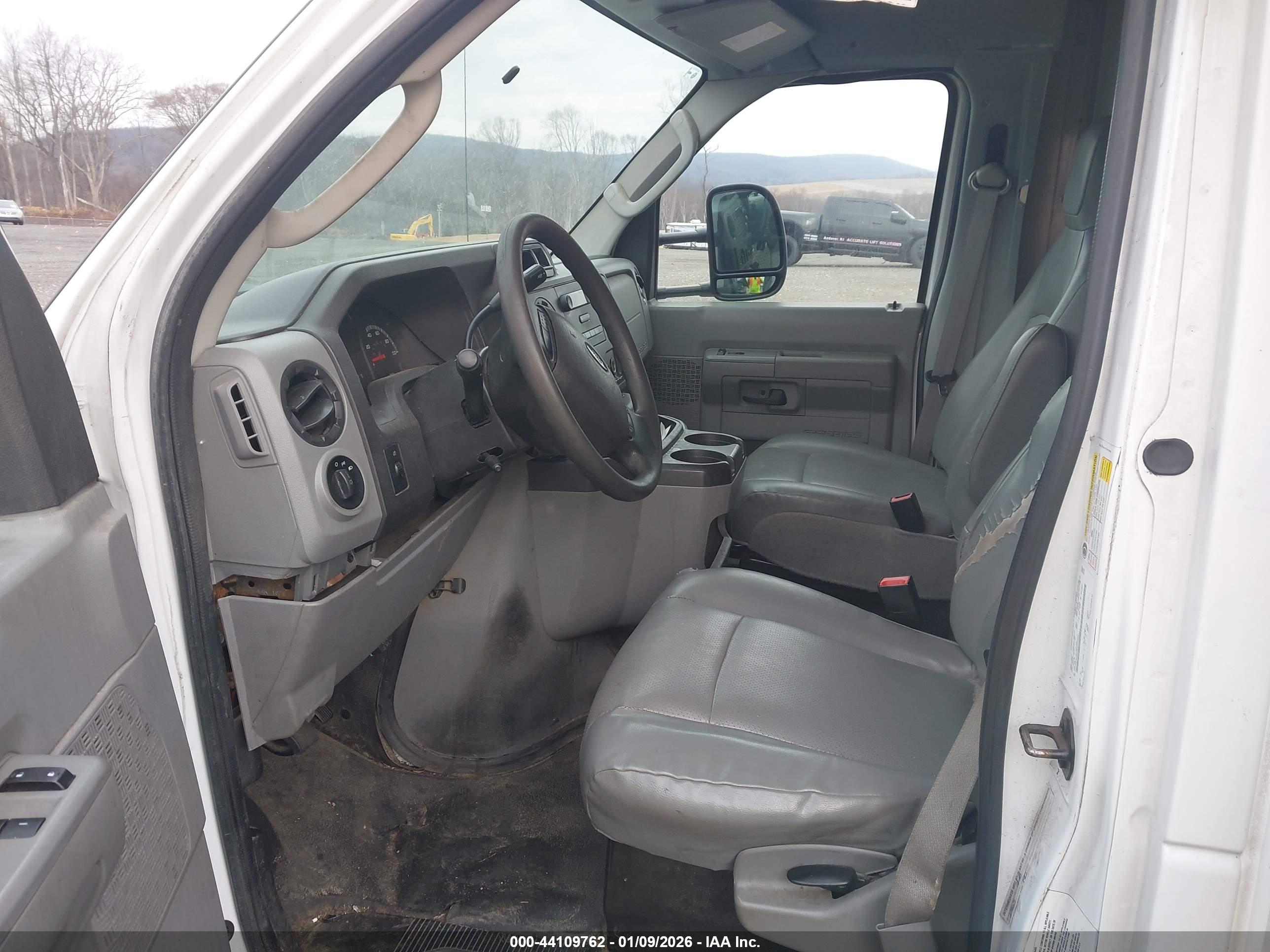 FORD E-450 image 8