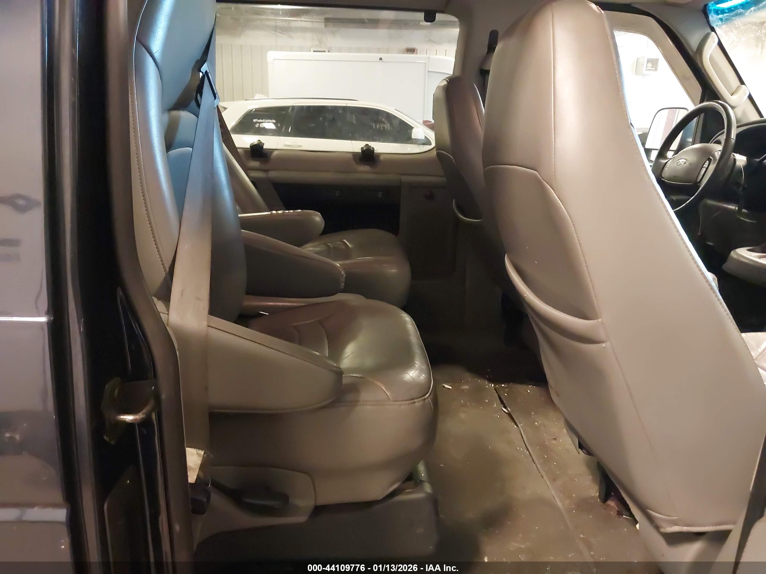 FORD E-150 image 8