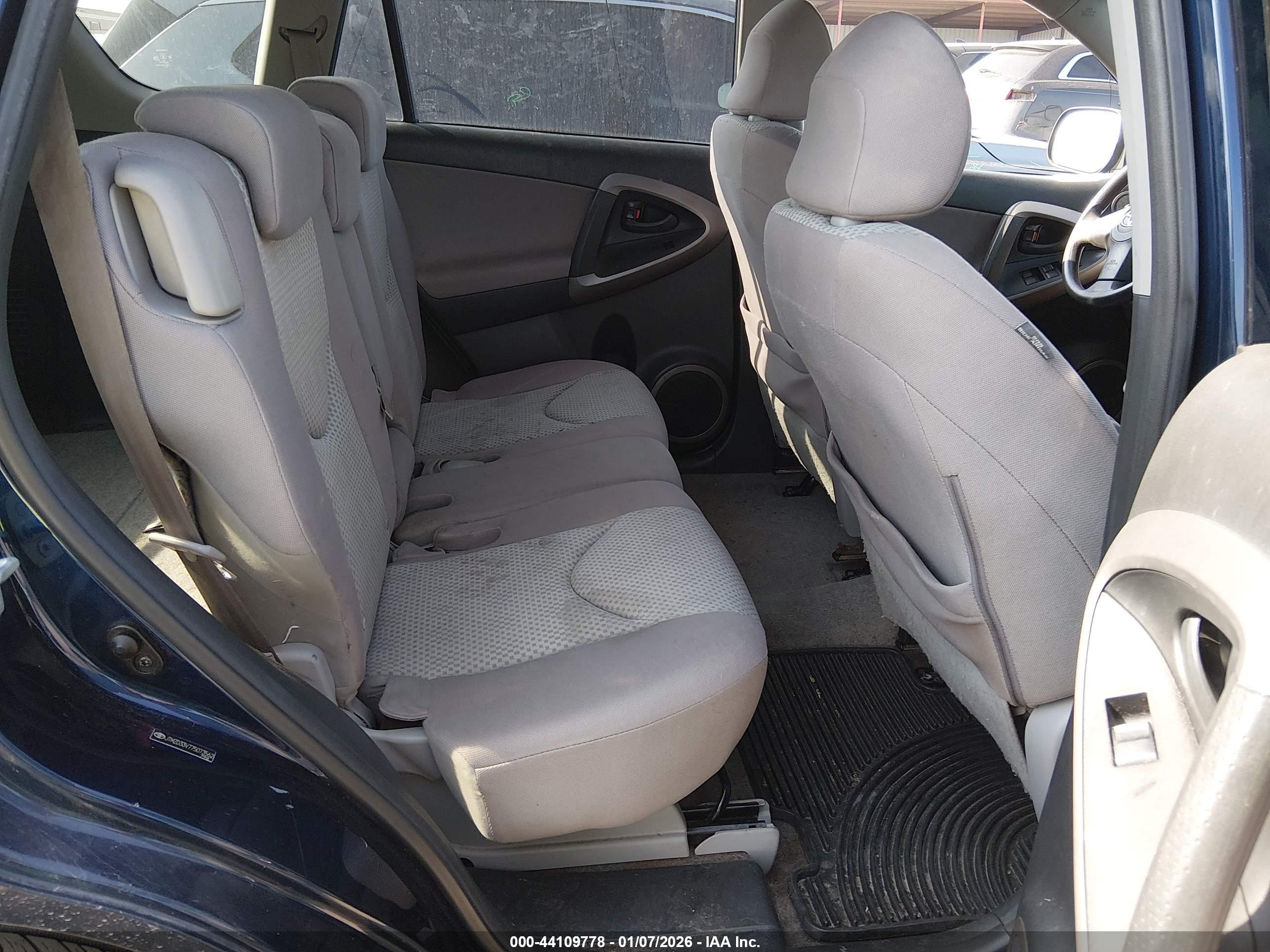 TOYOTA RAV4 image 8