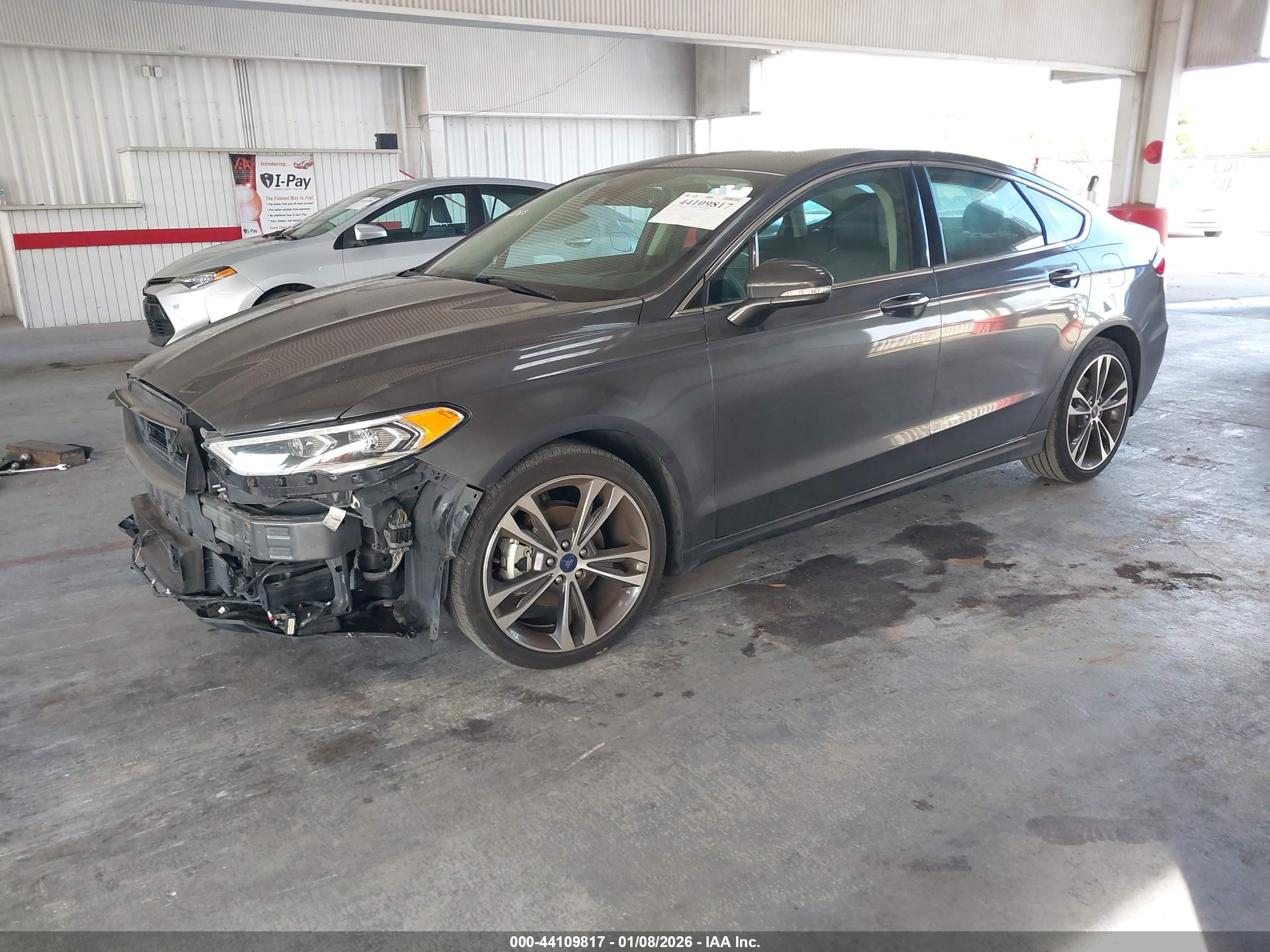 FORD FUSION image 2